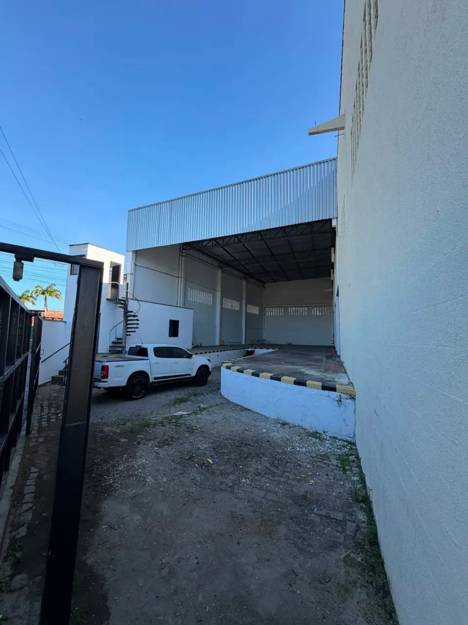 Galpão de 4.000m² para Alugar na BR-116 Doca, Escritórios e Estacionamento