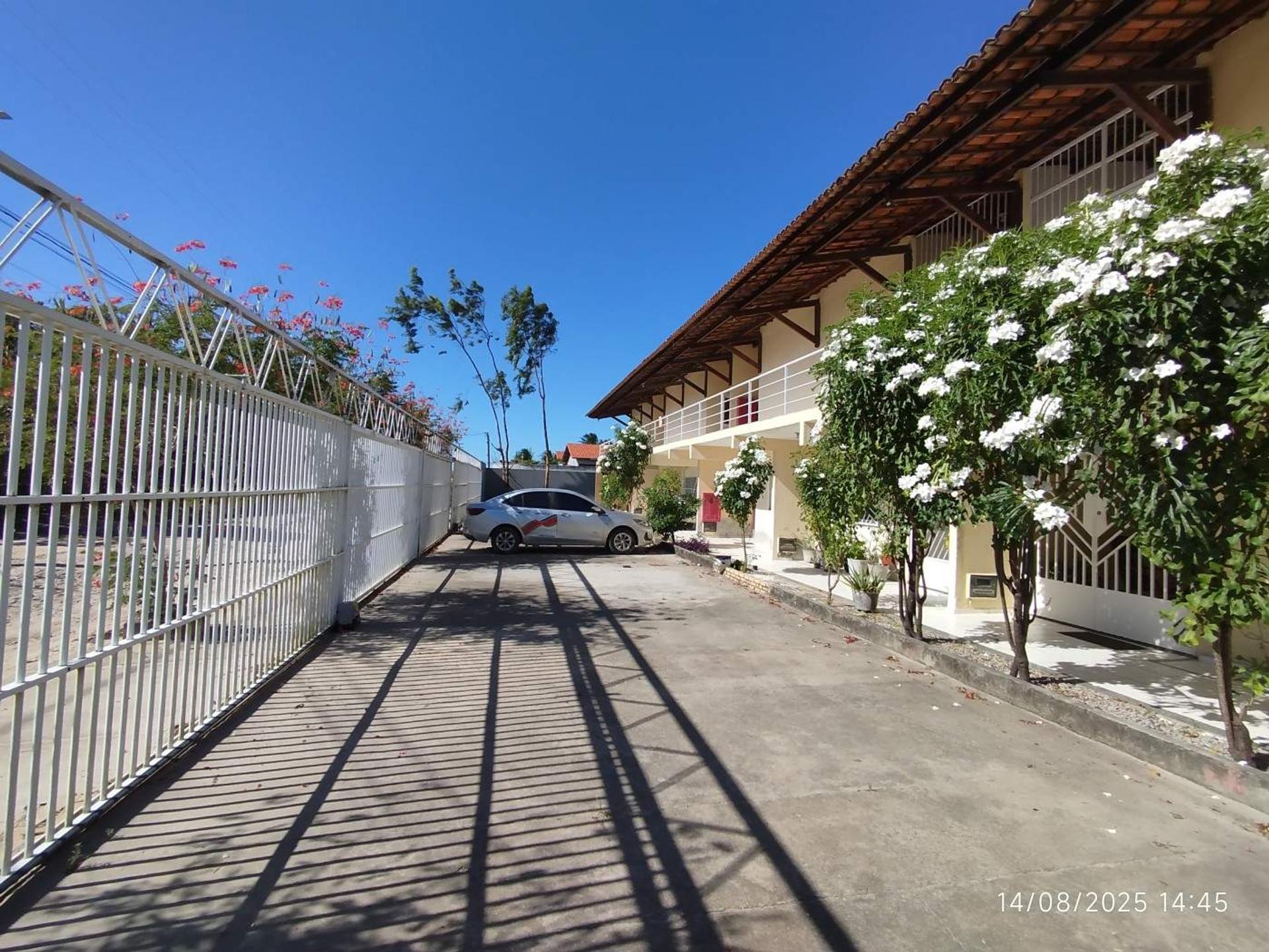 Apartamento para Venda, em Caucaia, bairro Guajiru, 2 dormitórios, 1 banheiro, 1 suíte, 1 vaga - foto 2