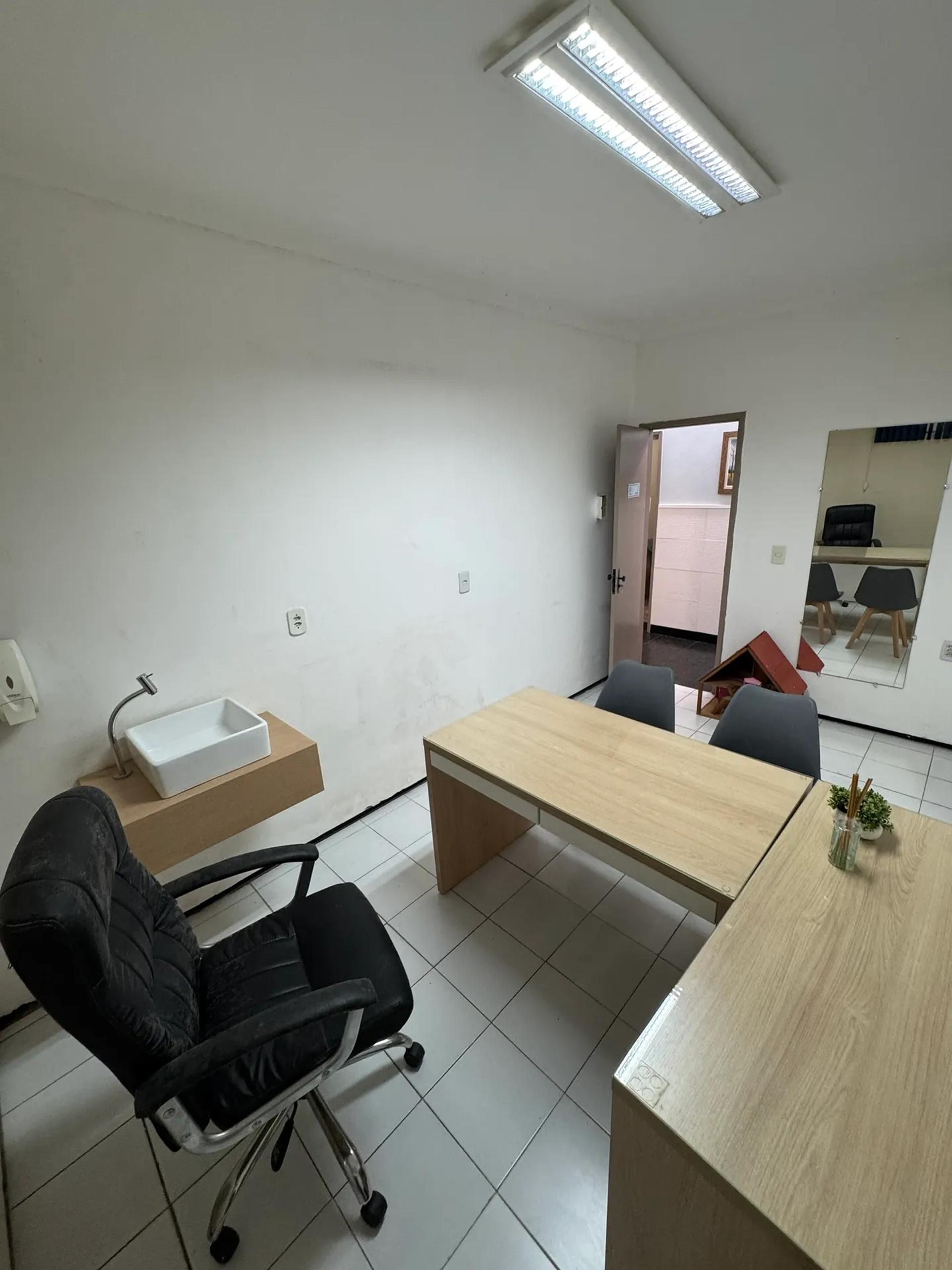 Consultório na Avenida Jovita Feitosa, 2816, Parquelândia em Fortaleza, por R$ 750/Mês - Viva Real