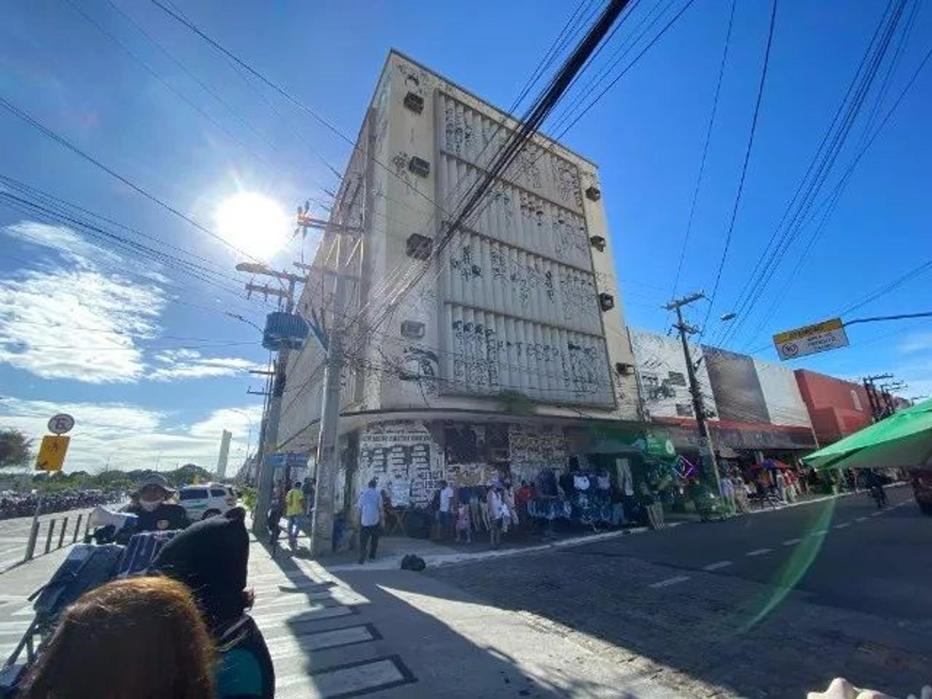 Vende-Se Prédio Comercial De Esquina Na Rua Guilherme Rocha