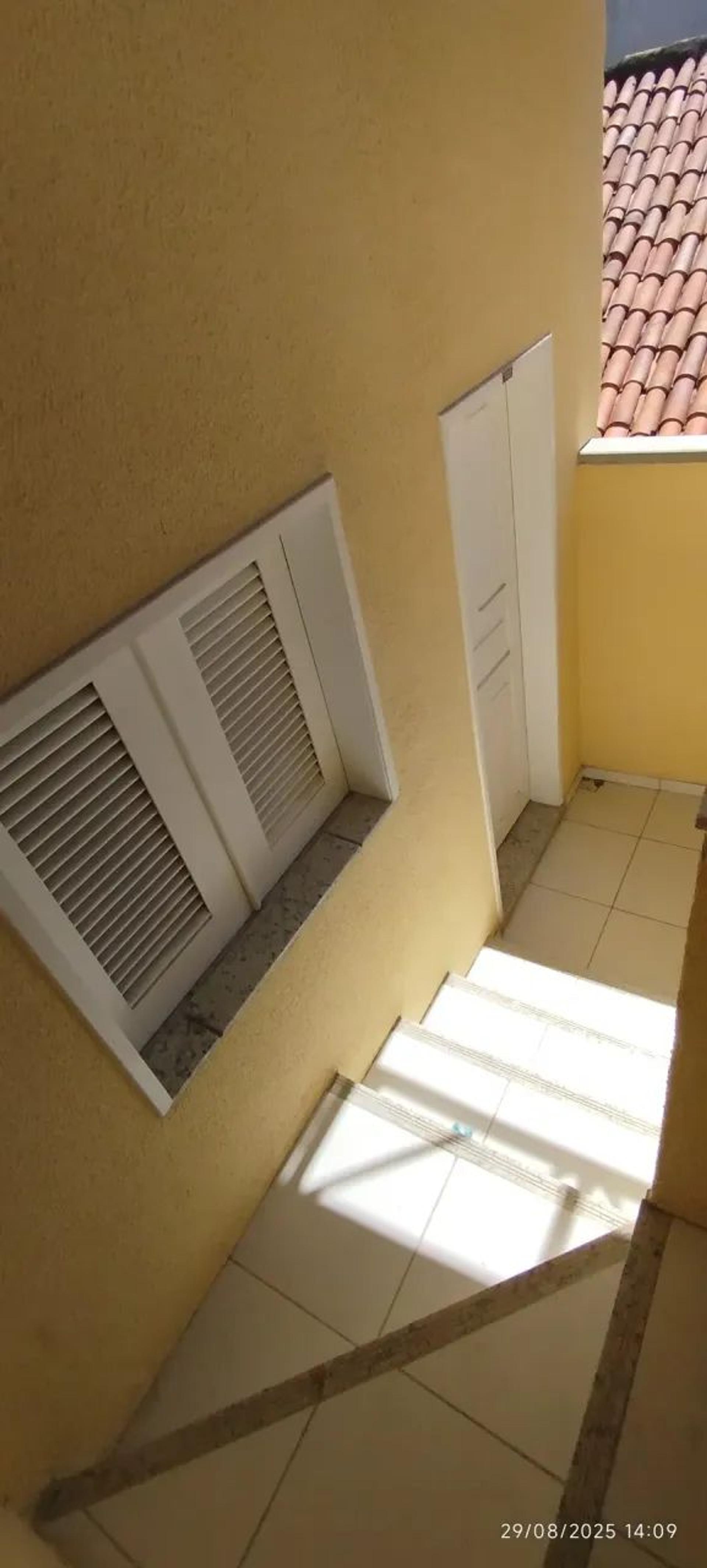 Aluga-SE Apartamento DE Escada NO 1° Pavimento NA Rua Gonçalves Ledo
