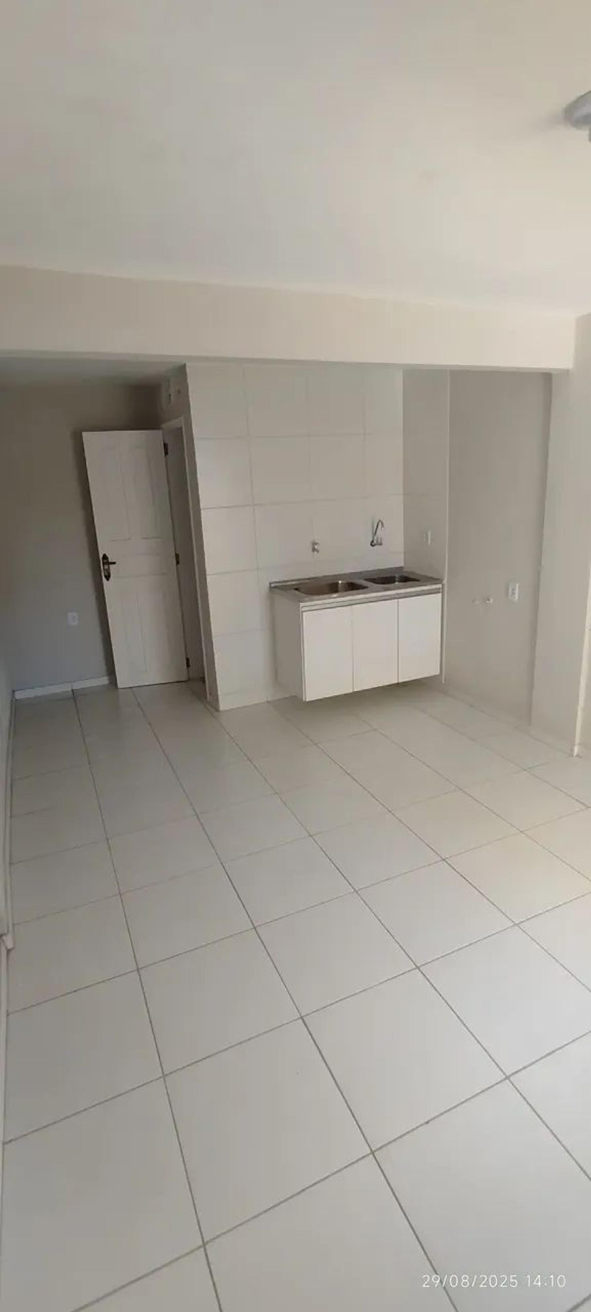 Aluga-SE Apartamento DE Escada NO 1° Pavimento NA Rua Gonçalves Ledo