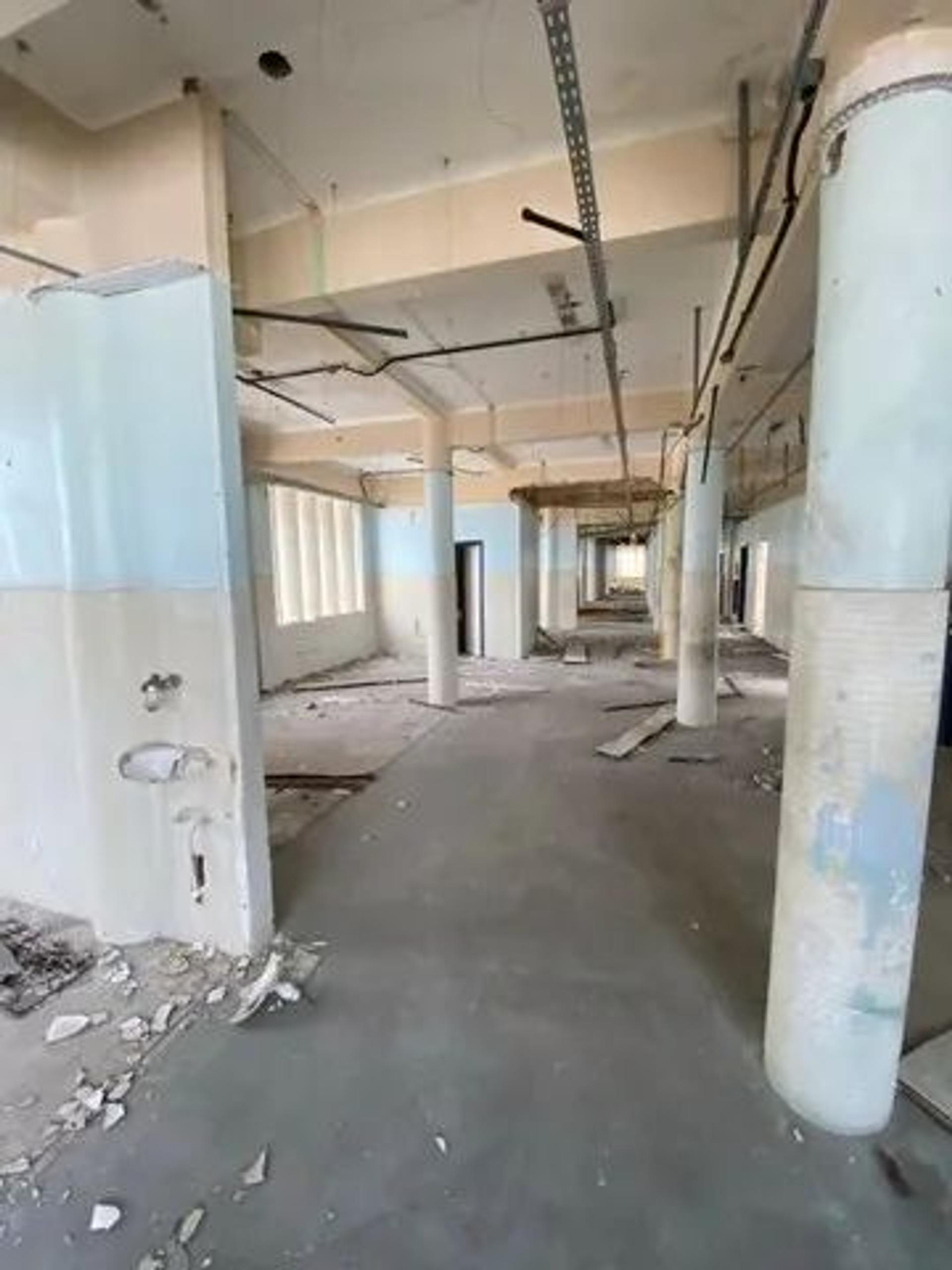 Vende-Se Prédio Comercial De Esquina Na Rua Guilherme Rocha