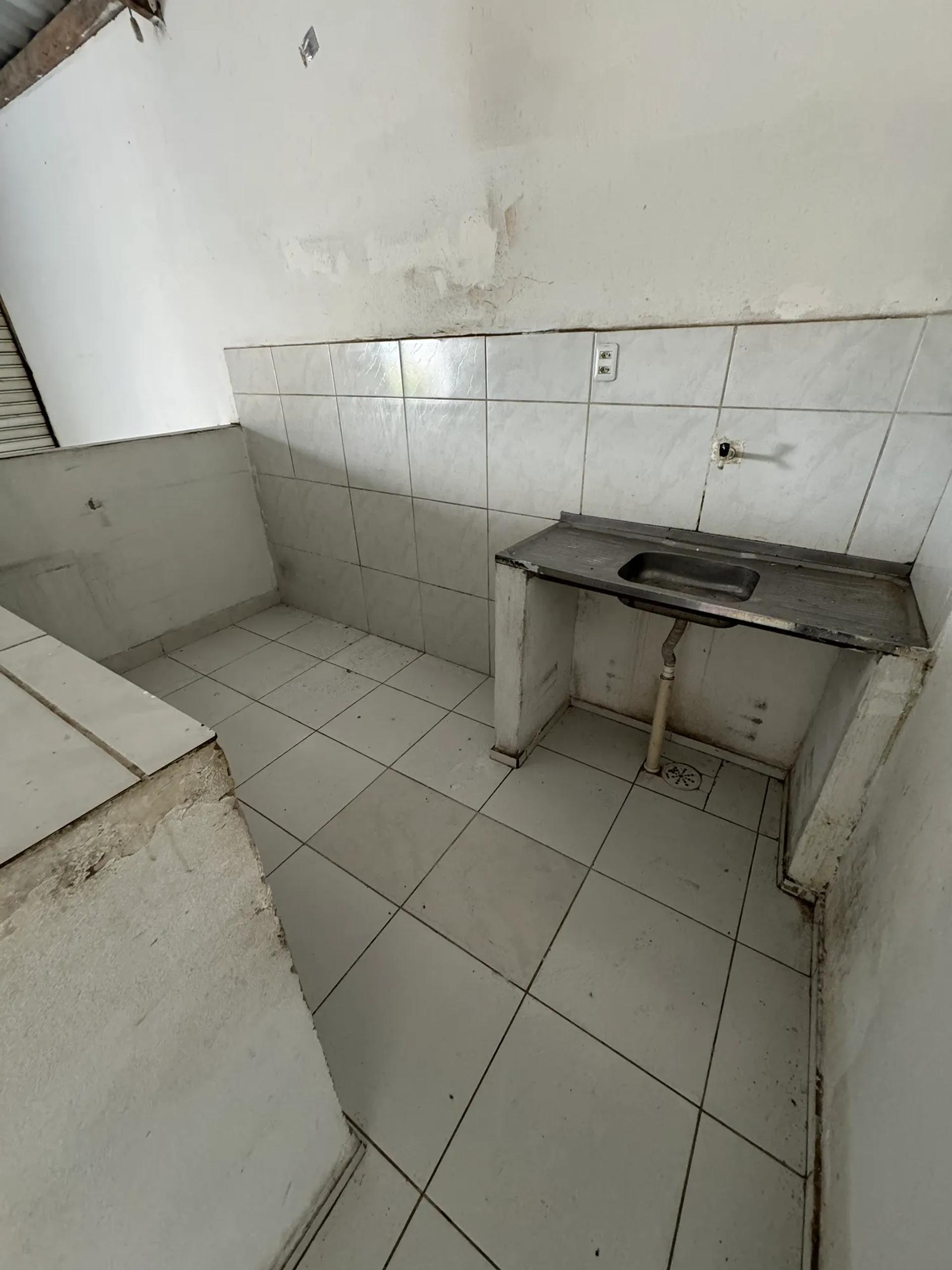 Ponto Comercial na Avenida Presidente Castelo Branco, 84, Moura Brasil em Fortaleza, por R$ 1.600/Mês - Viva Real