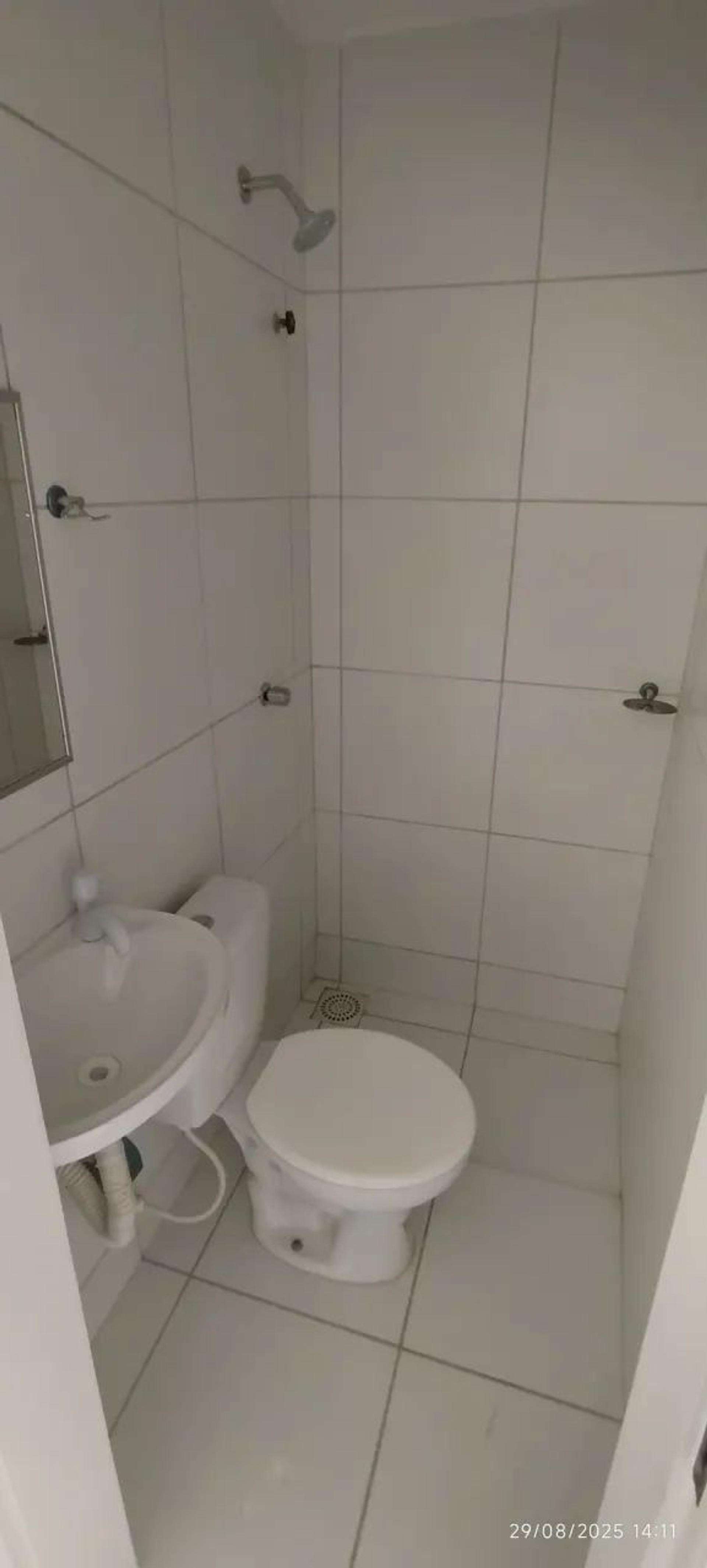 Aluga-SE Apartamento DE Escada NO 1° Pavimento NA Rua Gonçalves Ledo