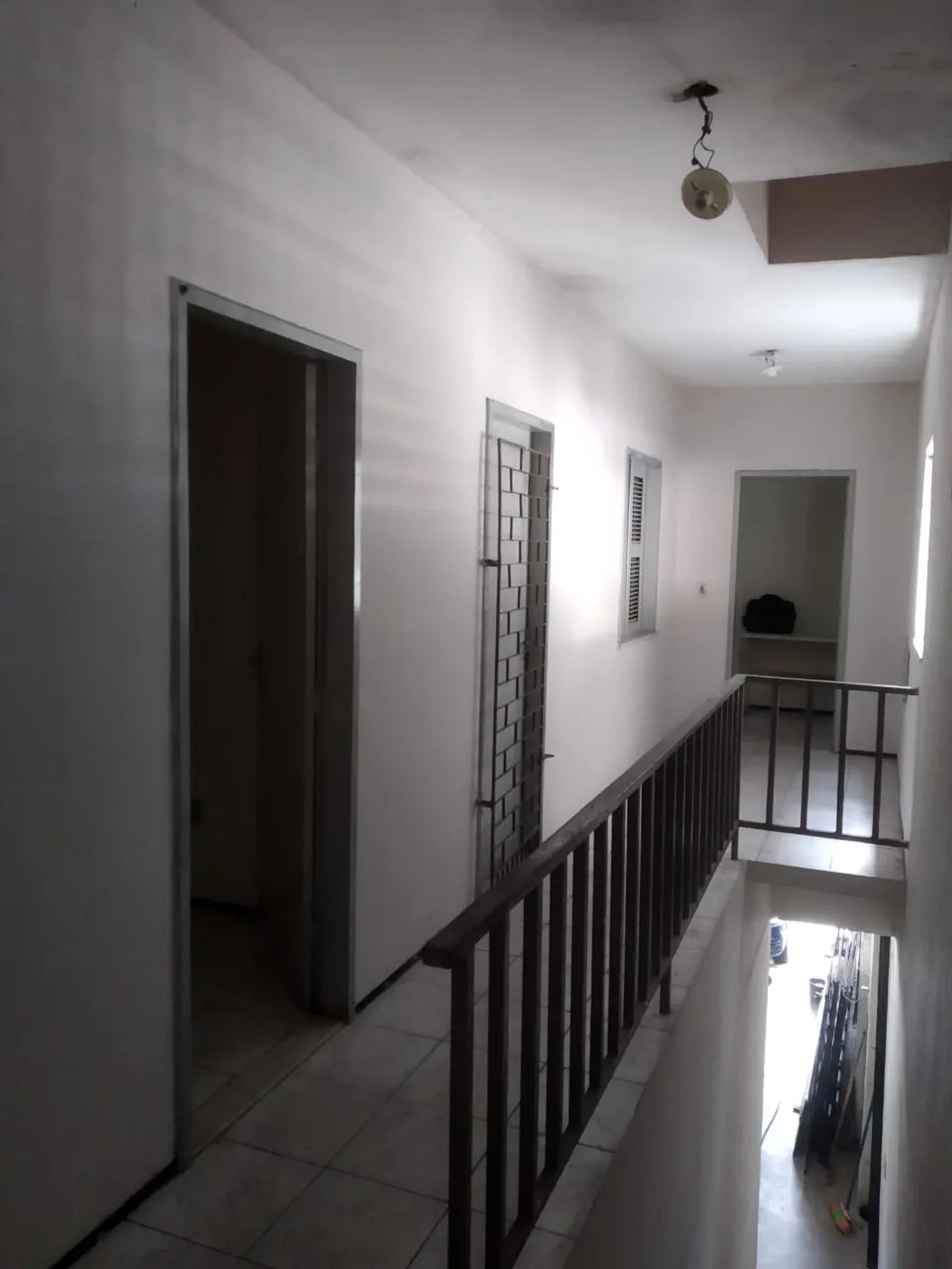Sala Comercial na Avenida Américo Barreira, 5712, Demócrito Rocha em Fortaleza, por R$ 400/Mês - Viva Real