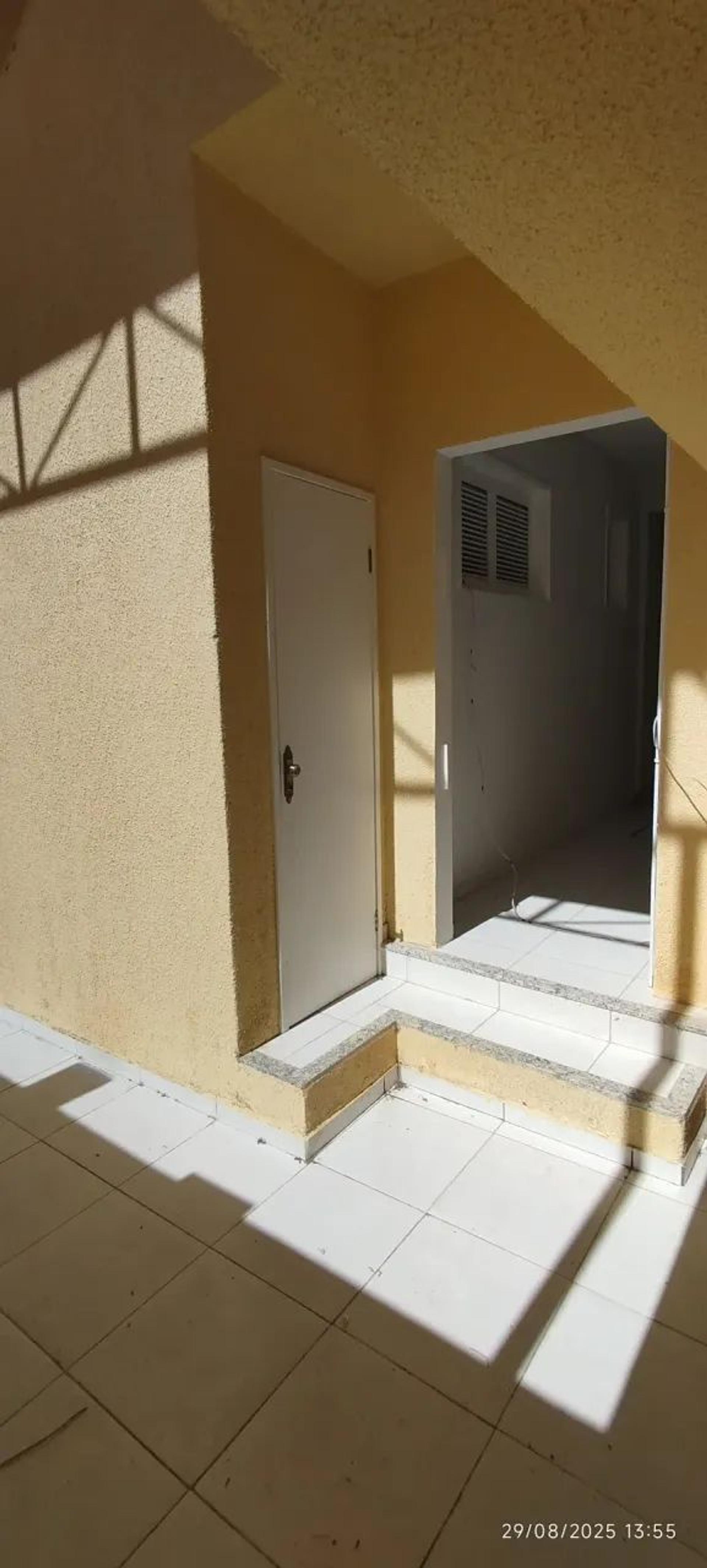 Aluga-SE Apartamento DE Escada NO 1° Pavimento NA Rua Gonçalves Ledo