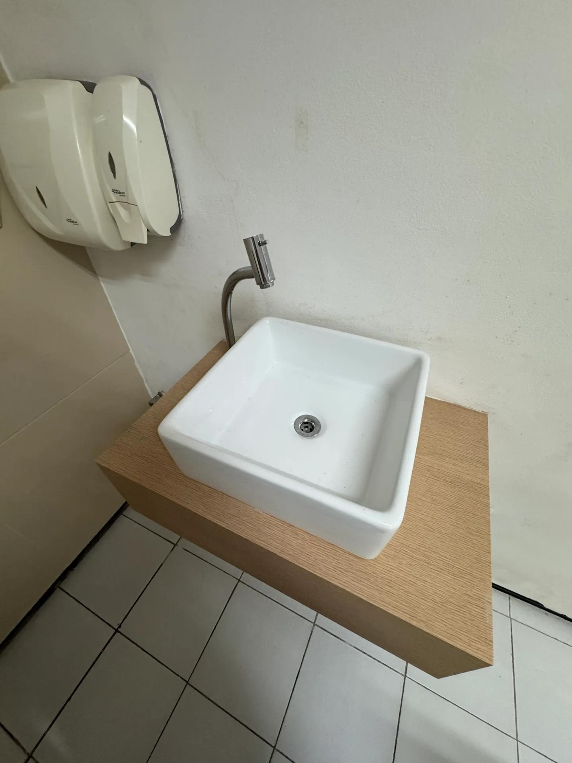 Consultório na Avenida Jovita Feitosa, 2816, Parquelândia em Fortaleza, por R$ 750/Mês - Viva Real