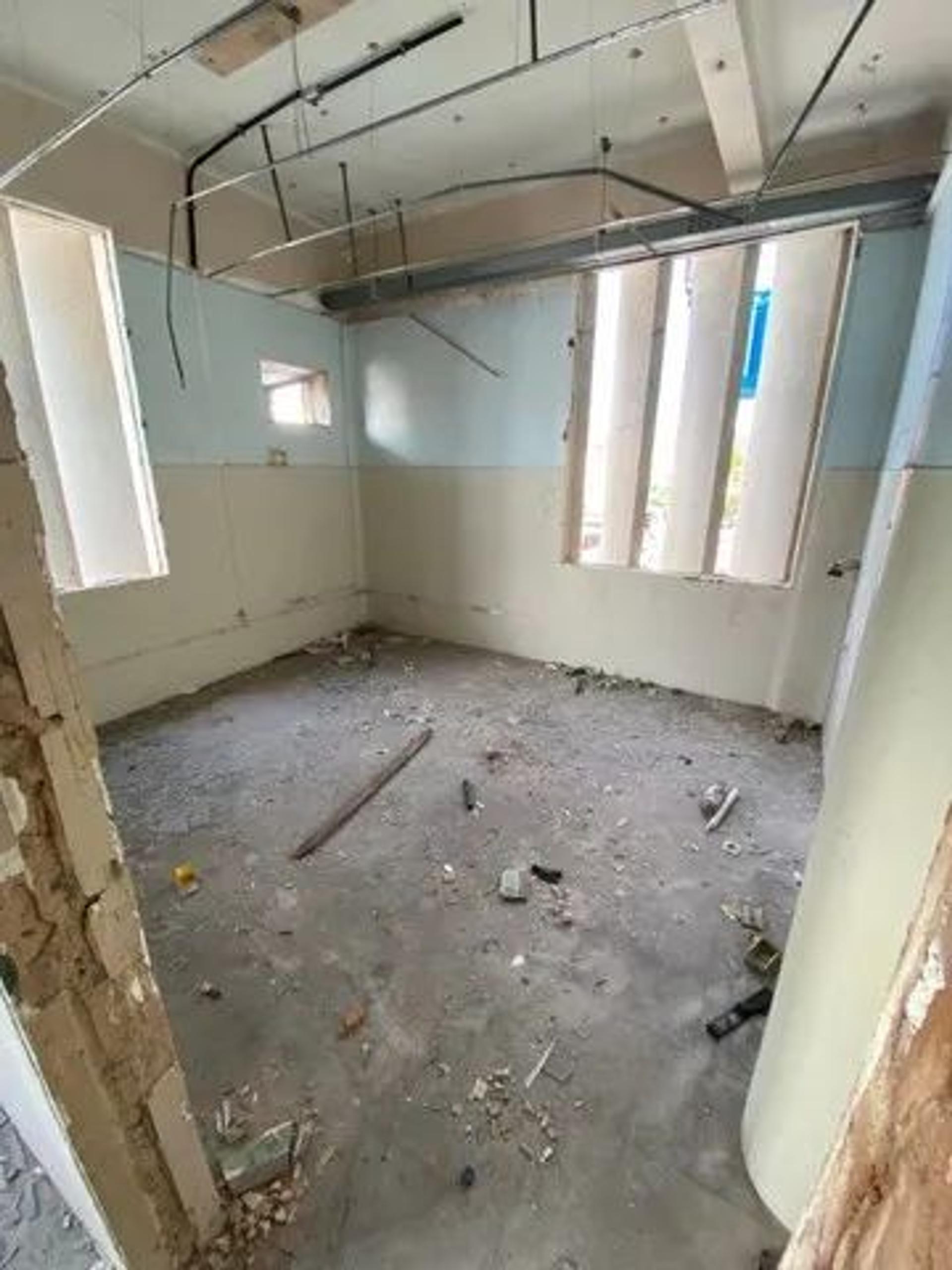Vende-Se Prédio Comercial De Esquina Na Rua Guilherme Rocha