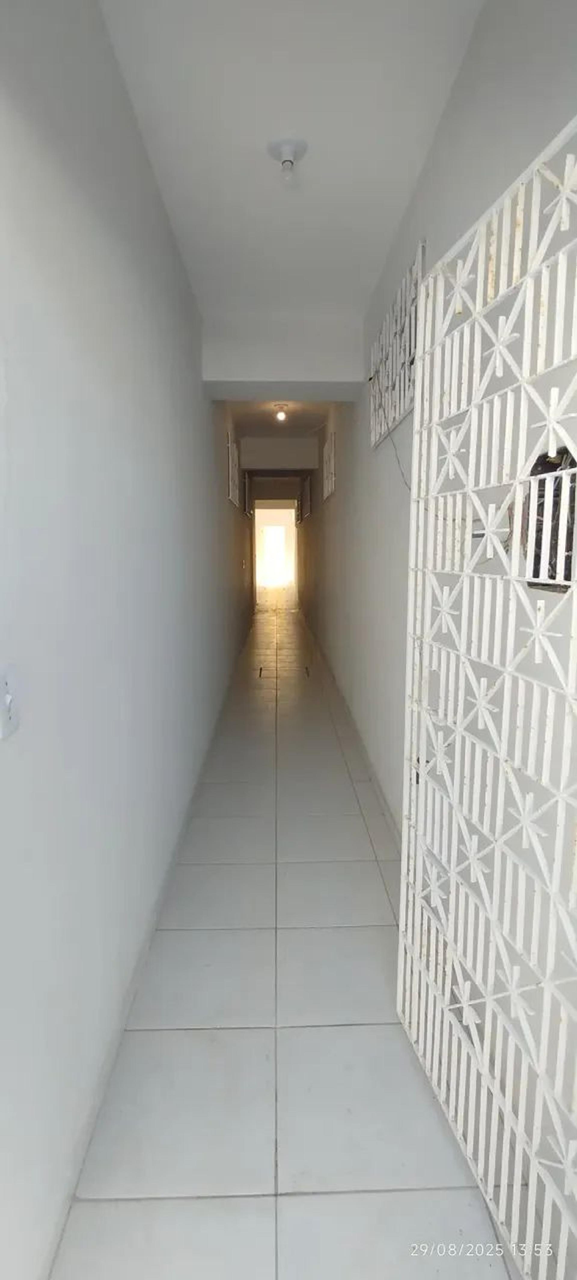Aluga-SE Apartamento DE Escada NO 1° Pavimento NA Rua Gonçalves Ledo