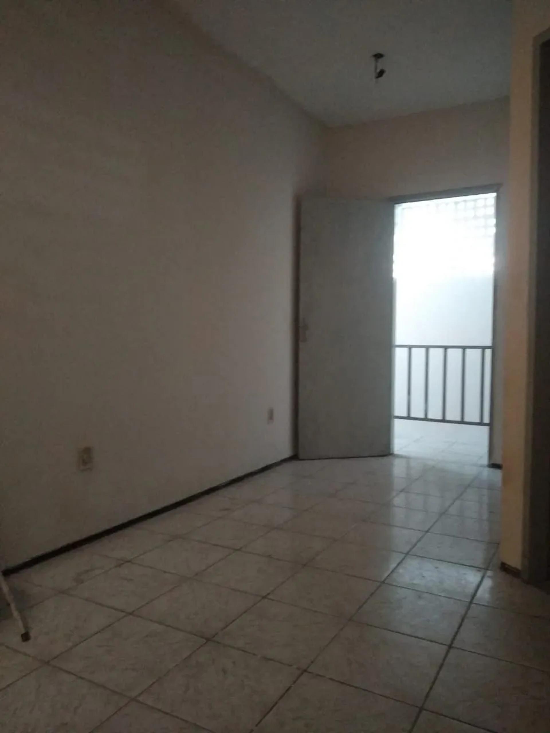 Sala Comercial na Avenida Américo Barreira, 5712, Demócrito Rocha em Fortaleza, por R$ 400/Mês - Viva Real