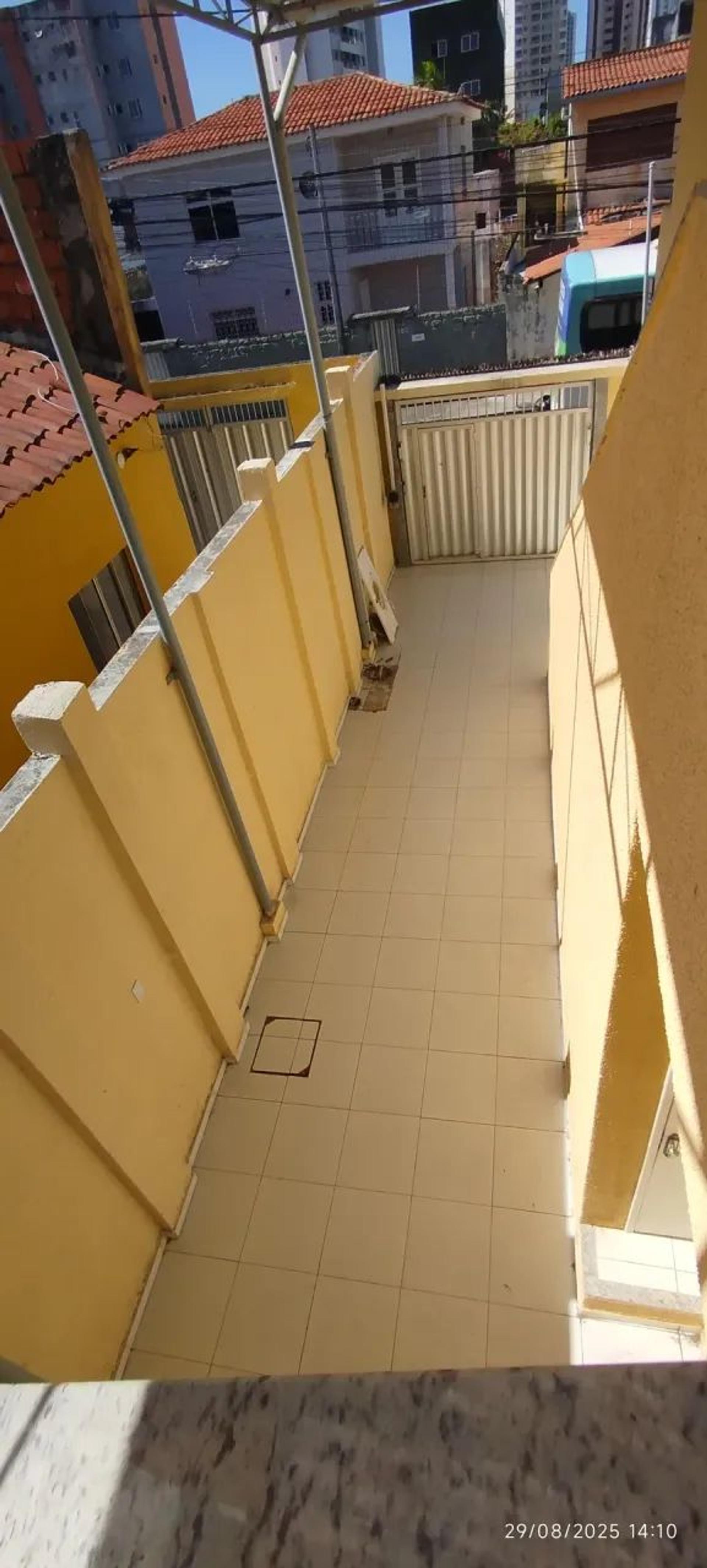 Aluga-SE Apartamento DE Escada NO 1° Pavimento NA Rua Gonçalves Ledo