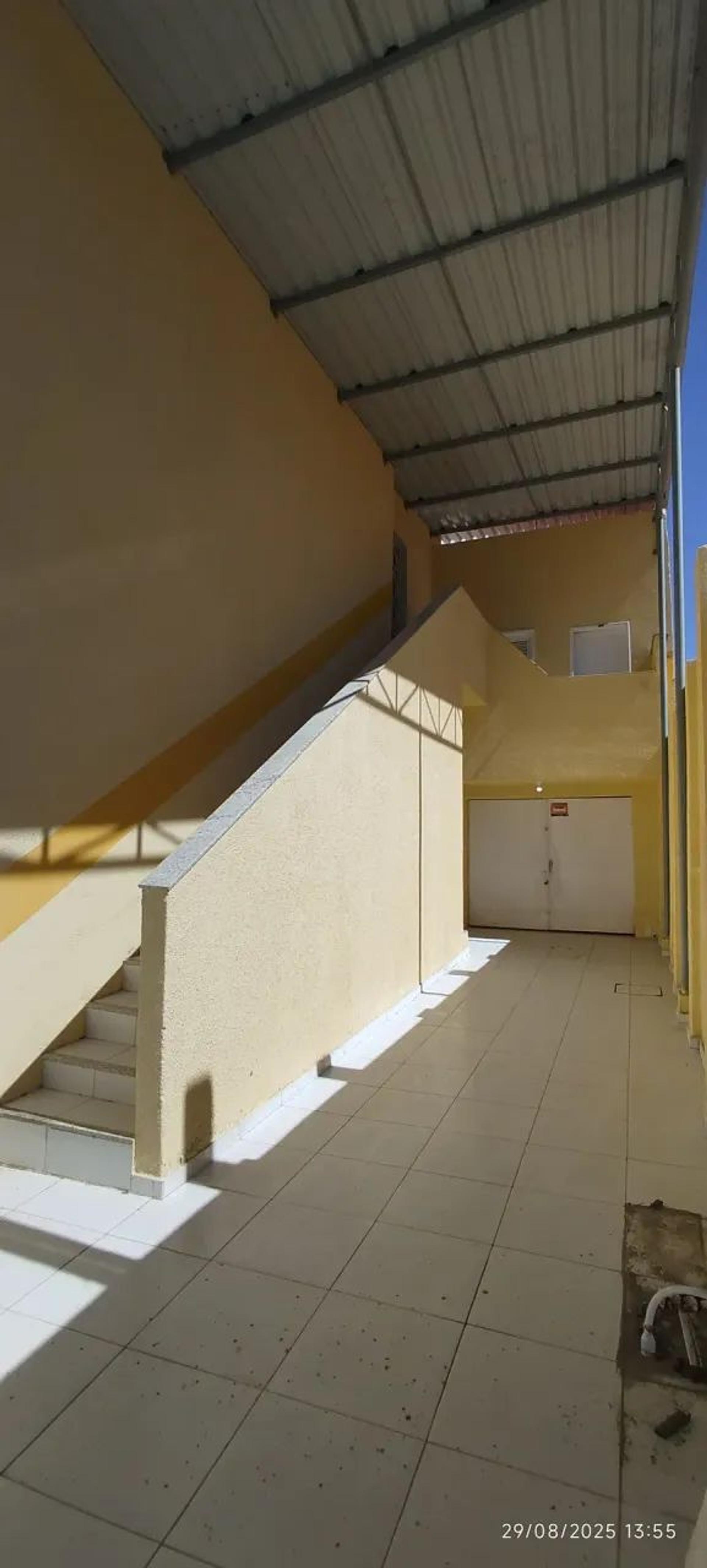 Aluga-SE Apartamento DE Escada NO 1° Pavimento NA Rua Gonçalves Ledo