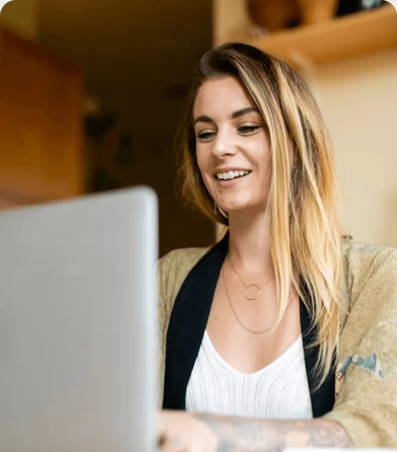 مستقلة تبتسم أمام حاسوبها