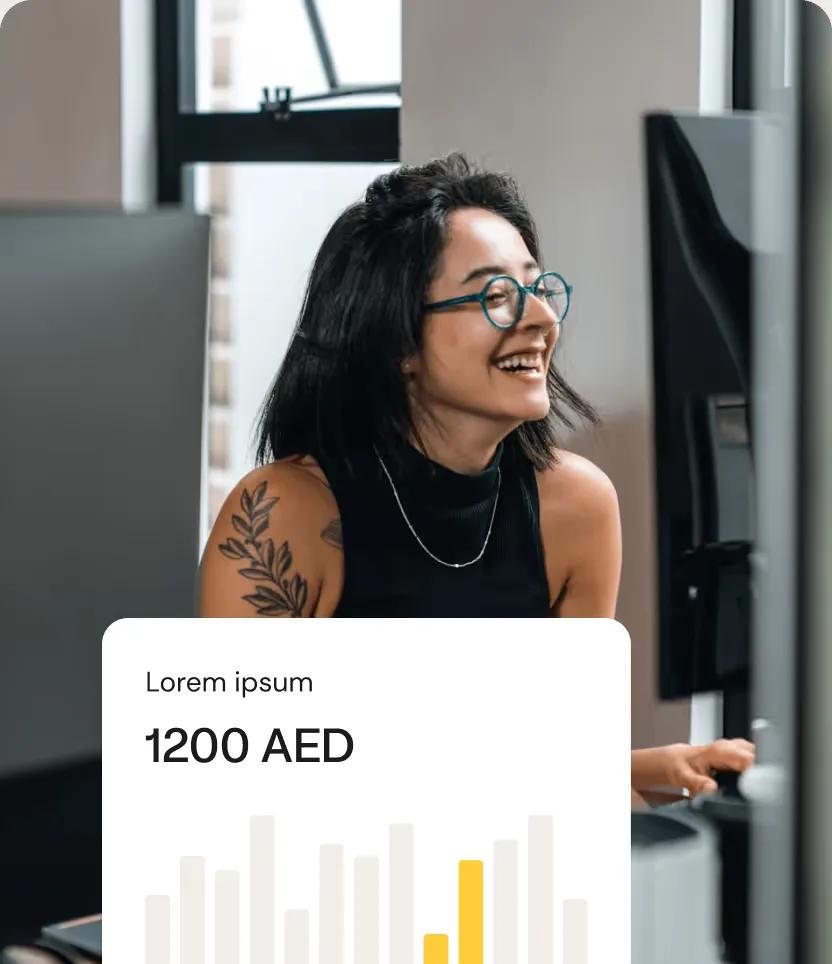 محاسبة من Amary تبتسم على مكتبها