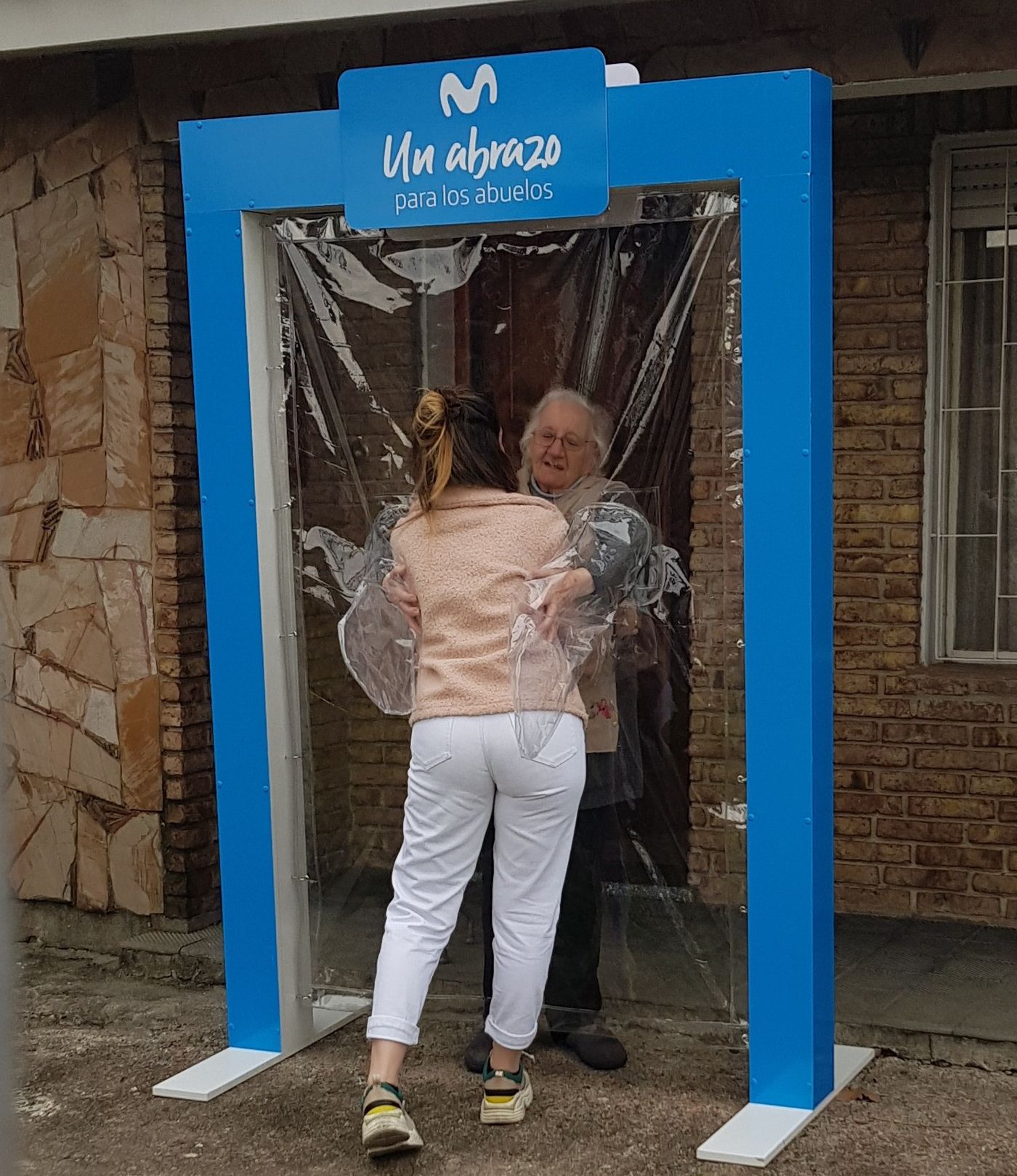 Un abrazo para los abuelos