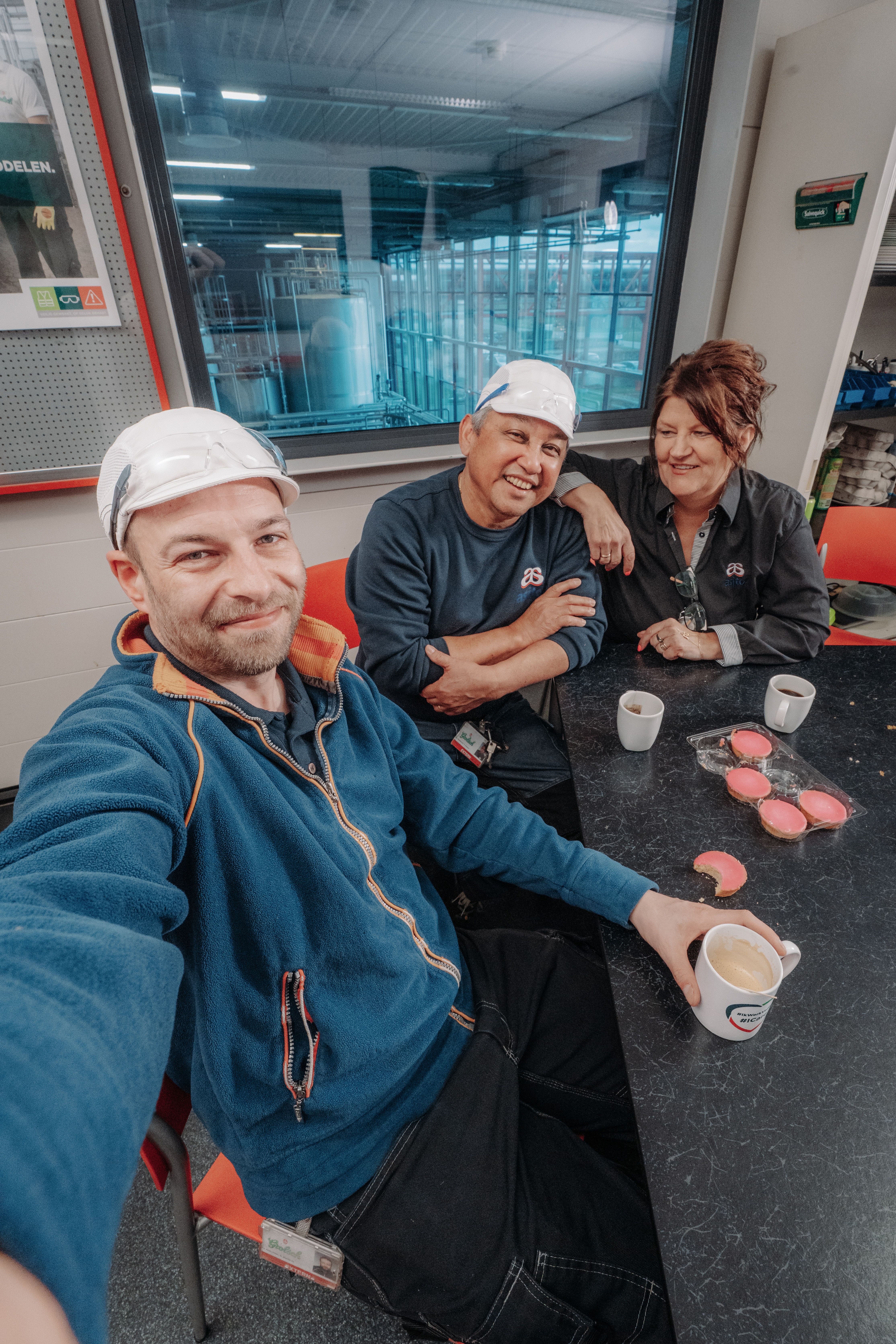 een leidinggevende geeft werkinstructies aan schoonmakers