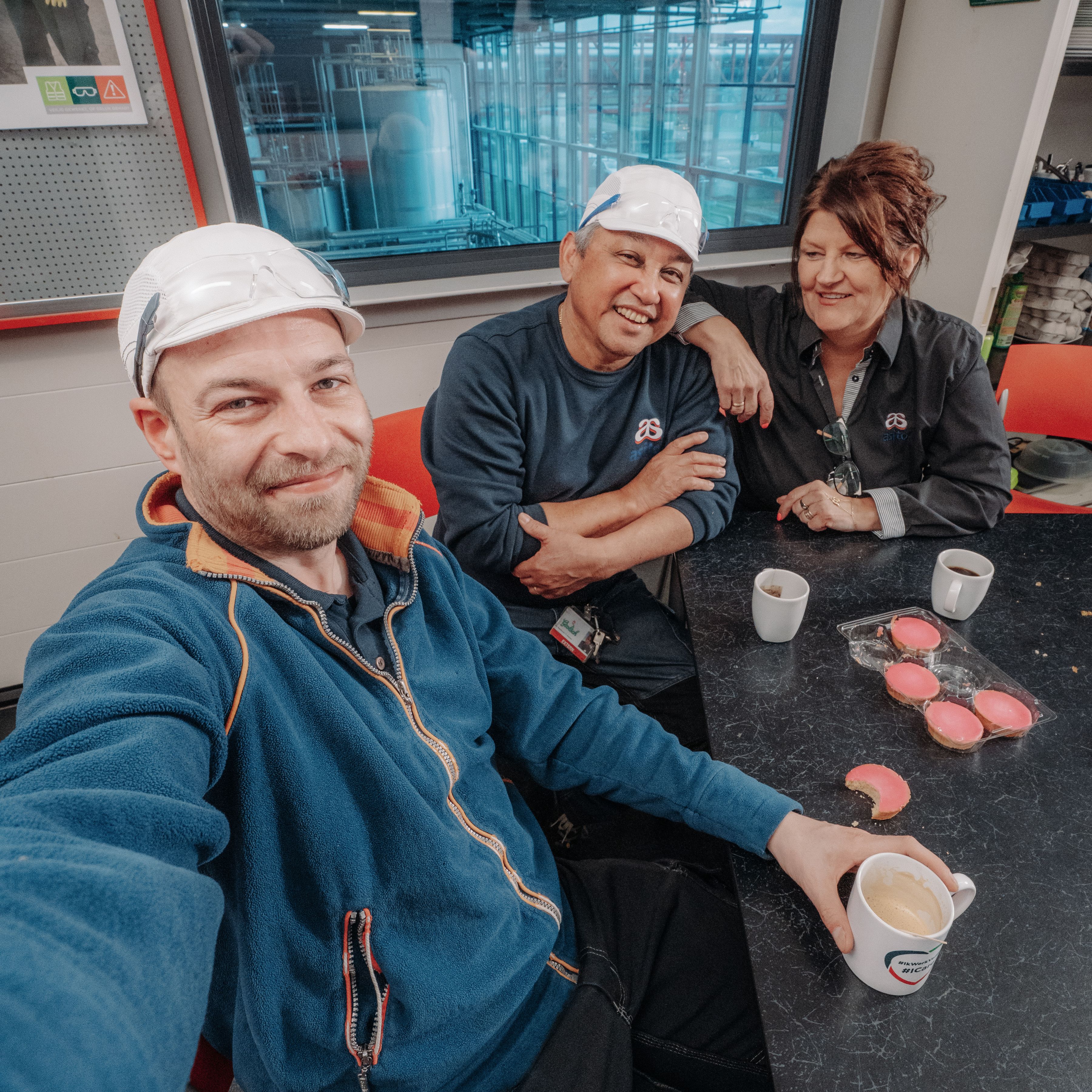 een leidinggevende geeft werkinstructies aan schoonmakers