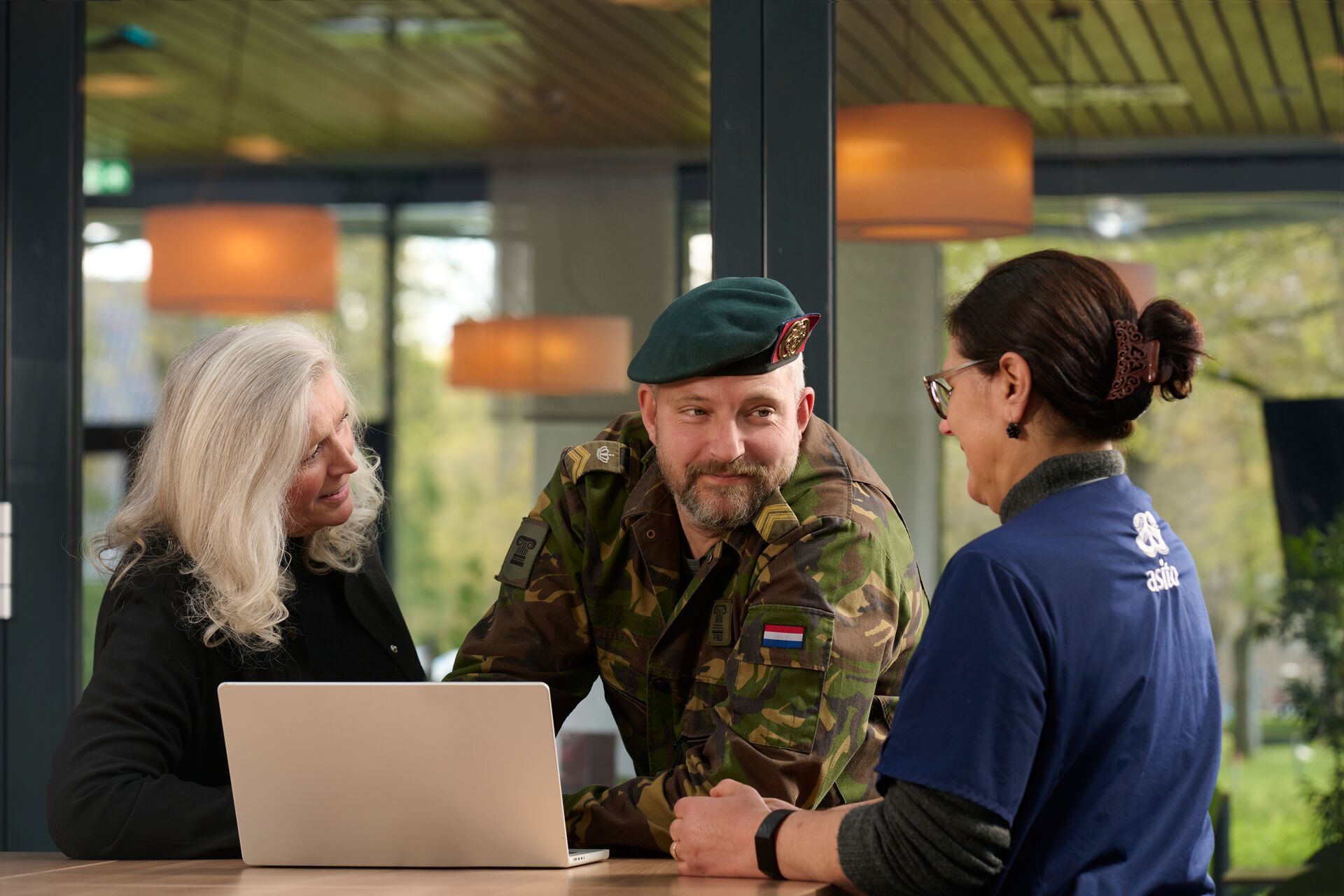 Schoonmaker praat met defensie medewerkers