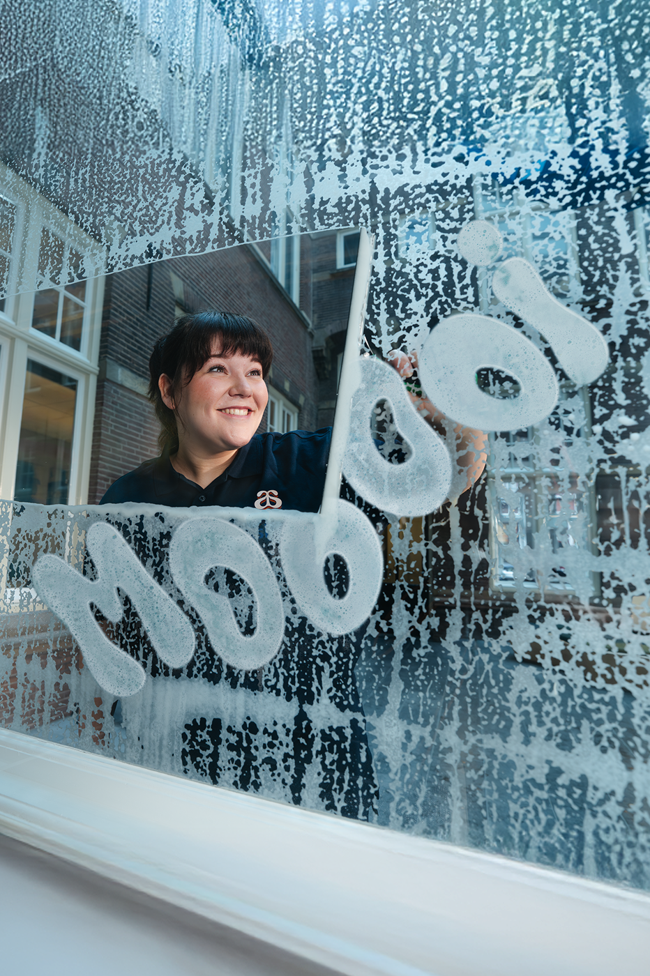 Asito medewerker lapt een raam