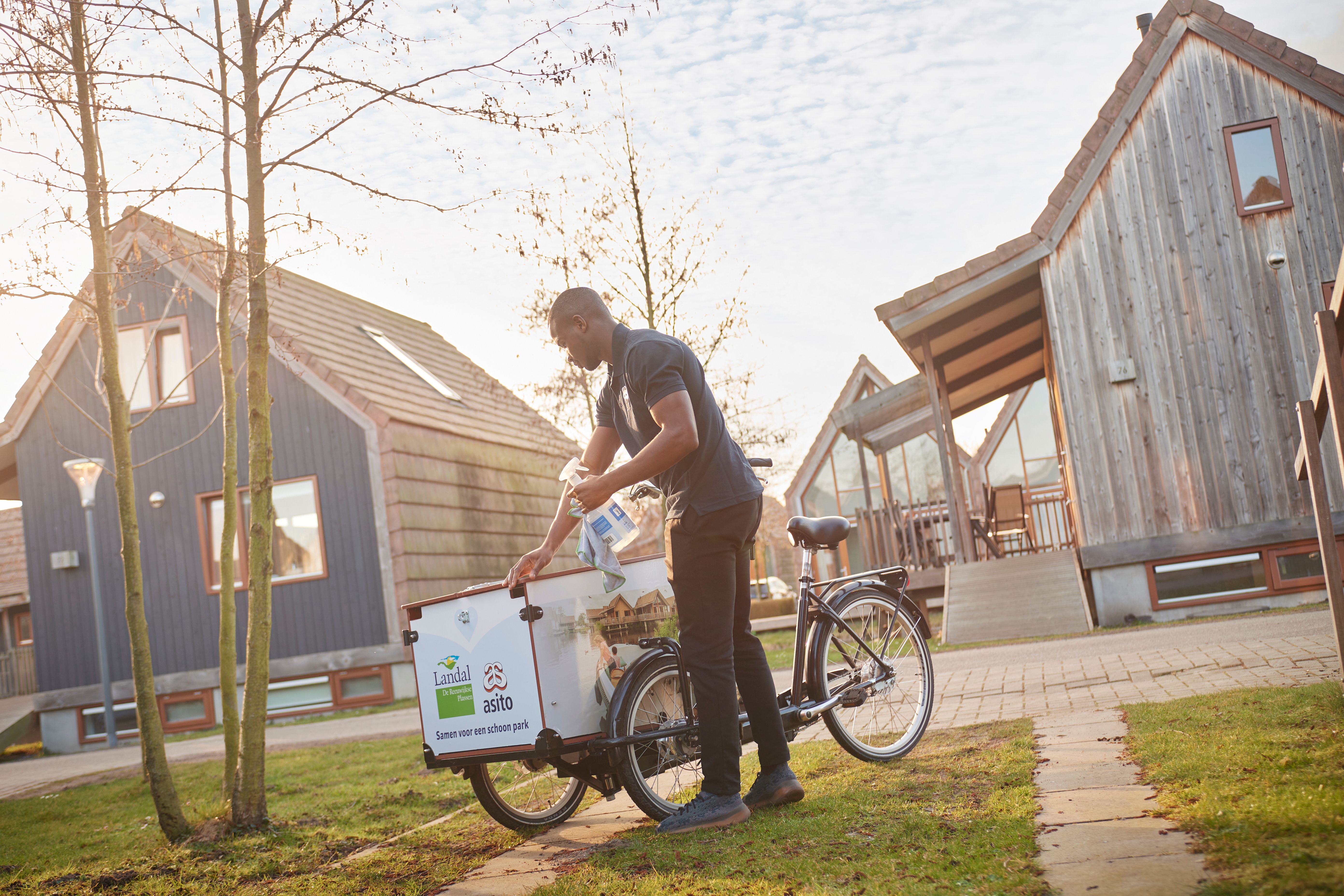 Man met fiets op vakantiepark