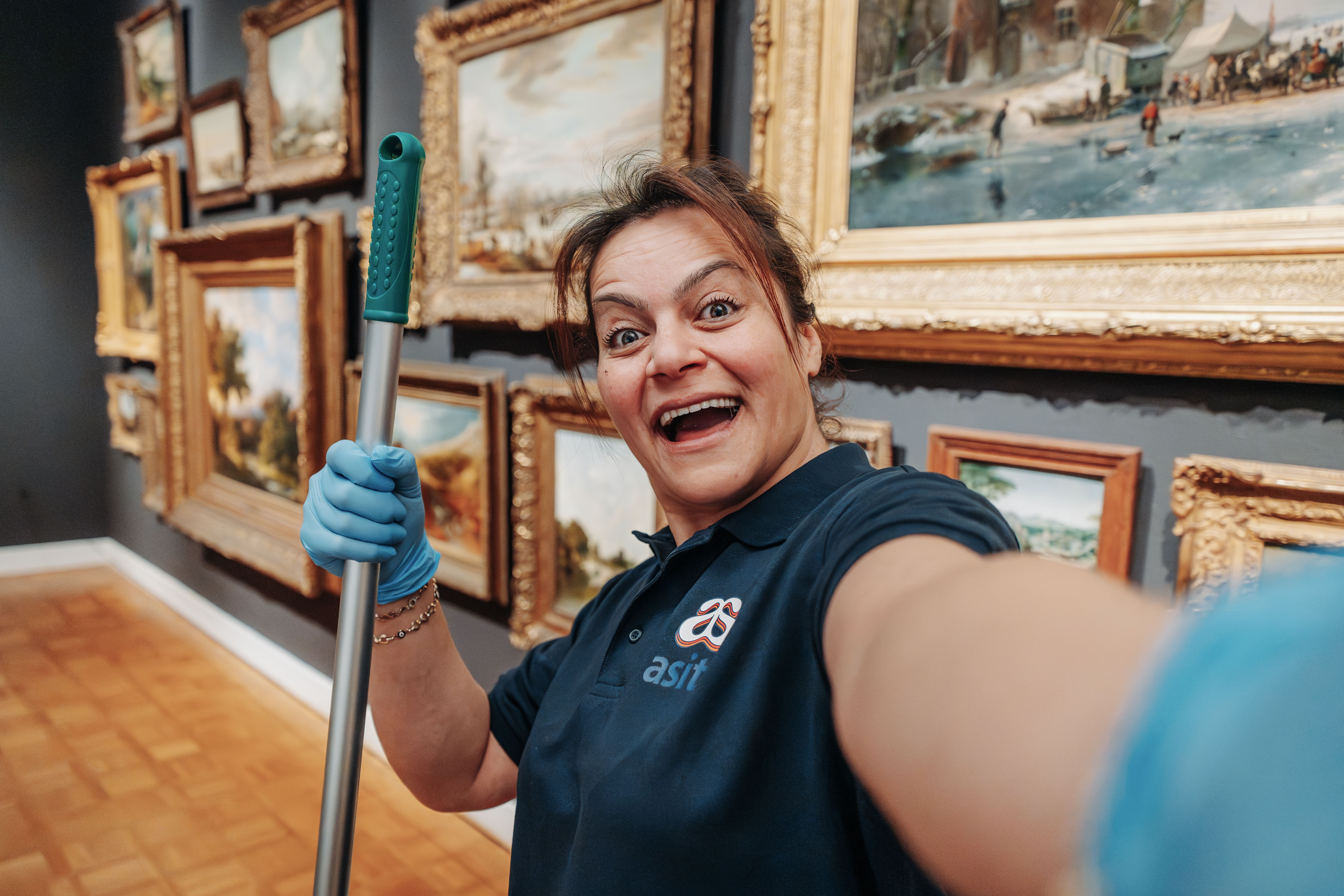 Vrouw heeft zin in haar werkdag in het museum