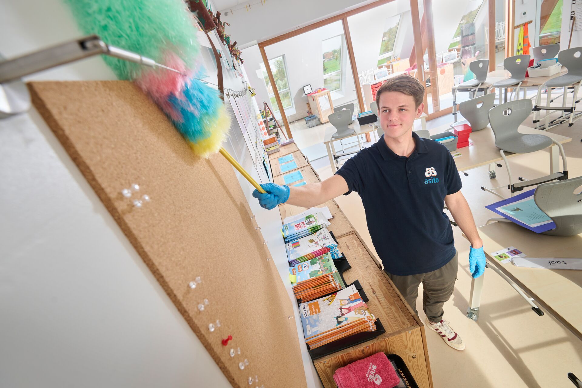 Man maakt klaslokaal schoon