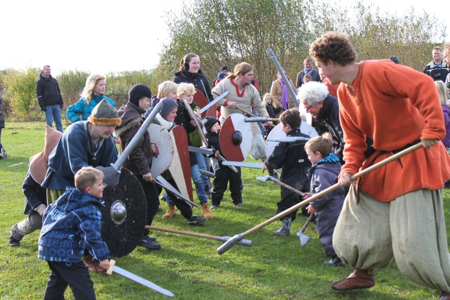 To grupperi kamp med træ vikingevåben