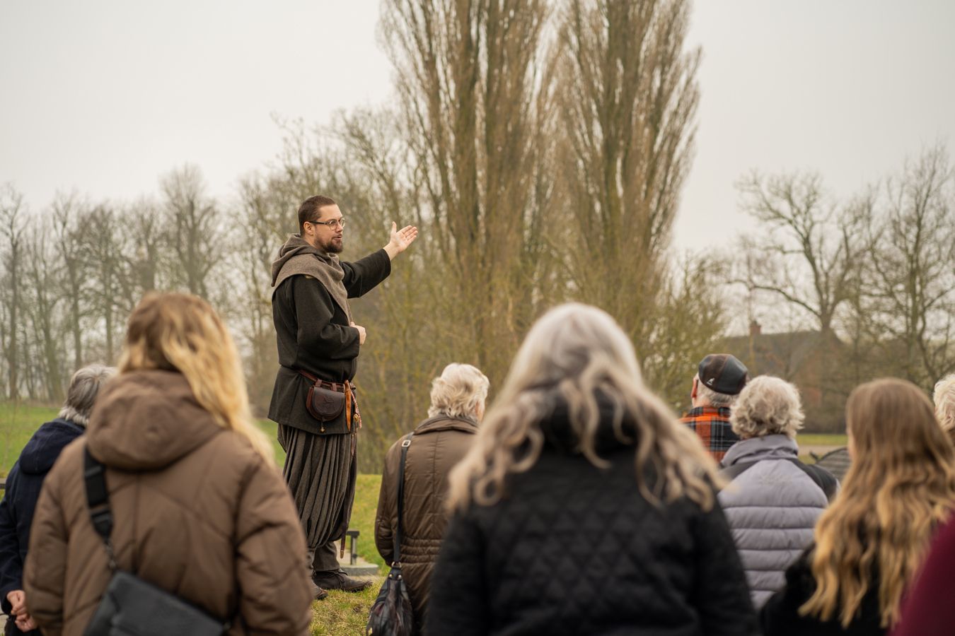 Guide viser gruppe rundt på Trelleborg
