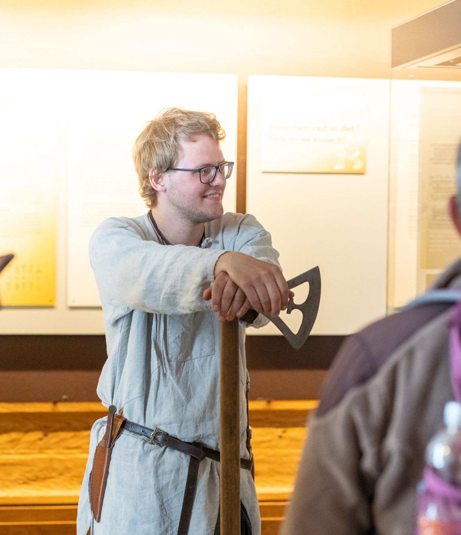 Mand i vikingedragt står med stor økse