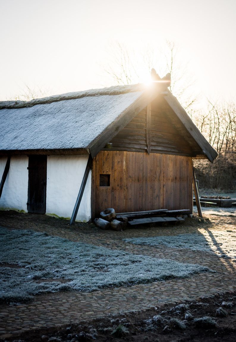 Gavlen på Hedeby-huset hvor solen skinner hen over taget