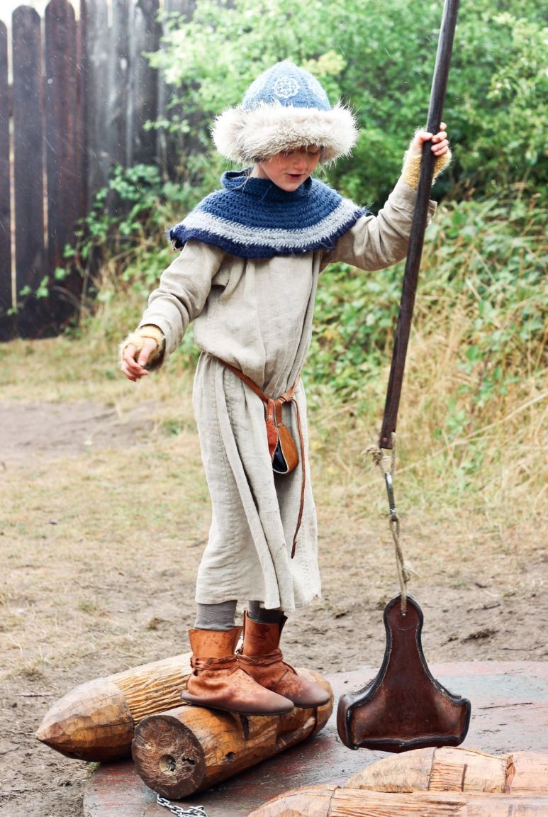 Dreng i vikingetøj på legepladsen