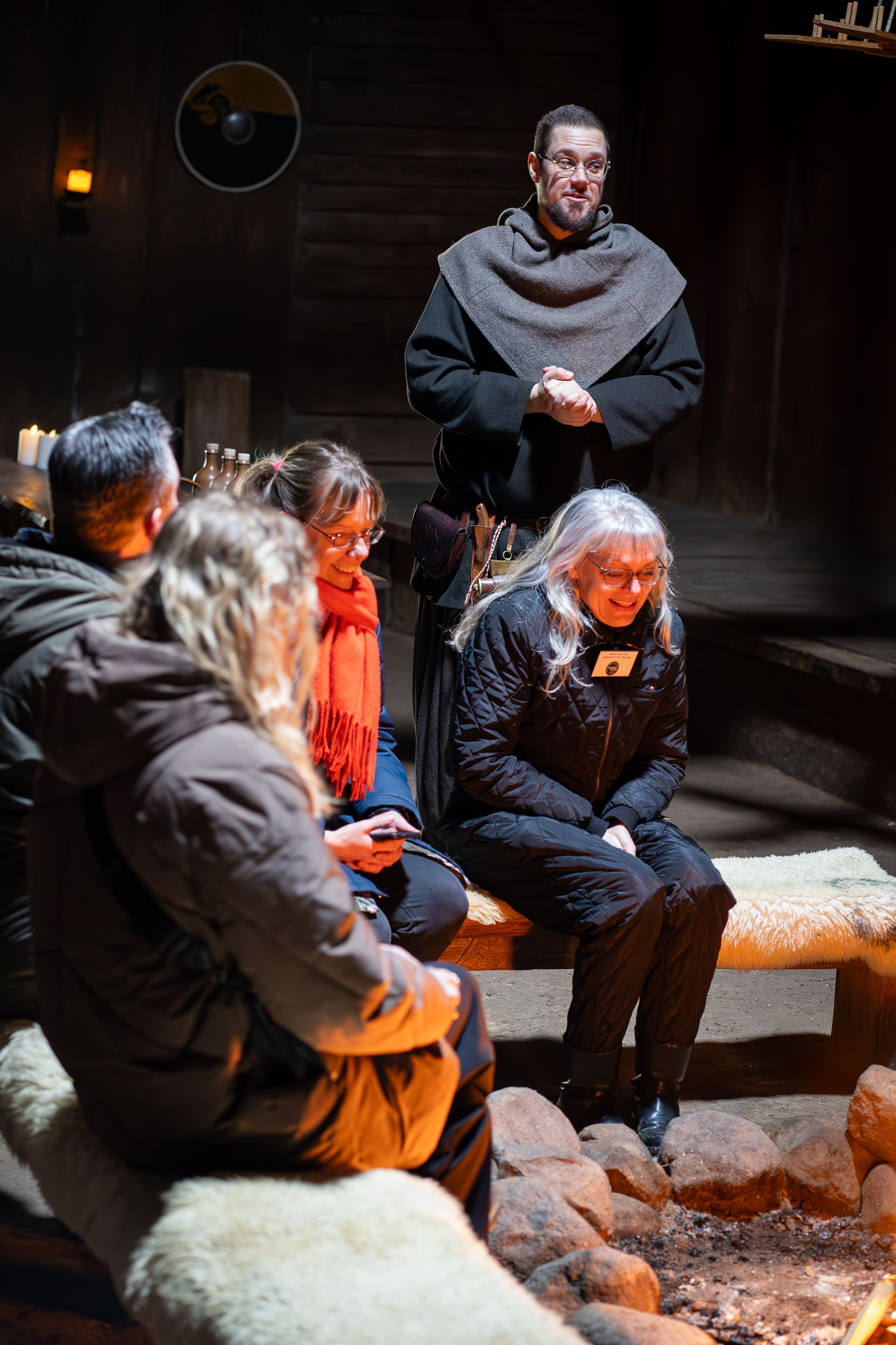 Mand i vikingedragt fortæller ved bålet