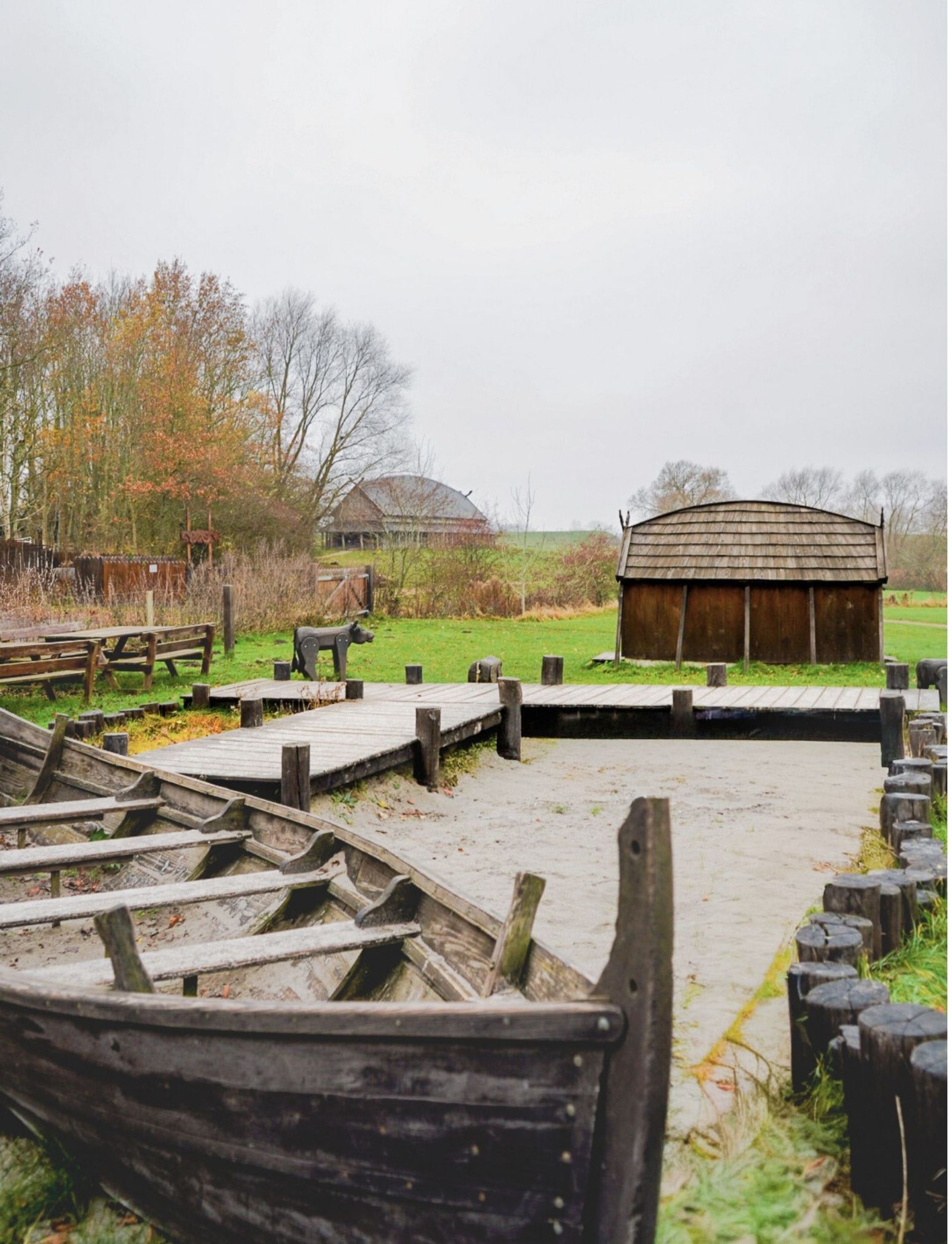 Trælegeplads med skibe og mini langhus