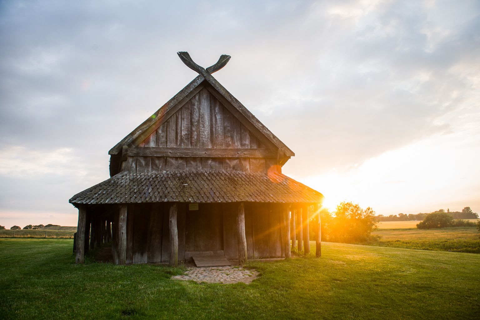 Solen stiger op bag ved Langhuset