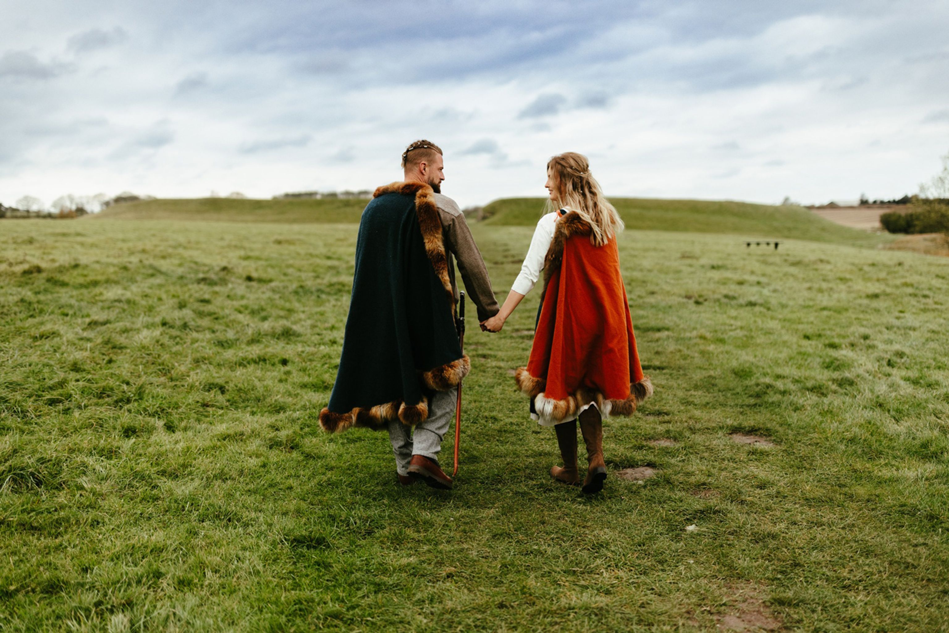 To nygift går mod Trelleborg iklædt tøj fra vikingetiden