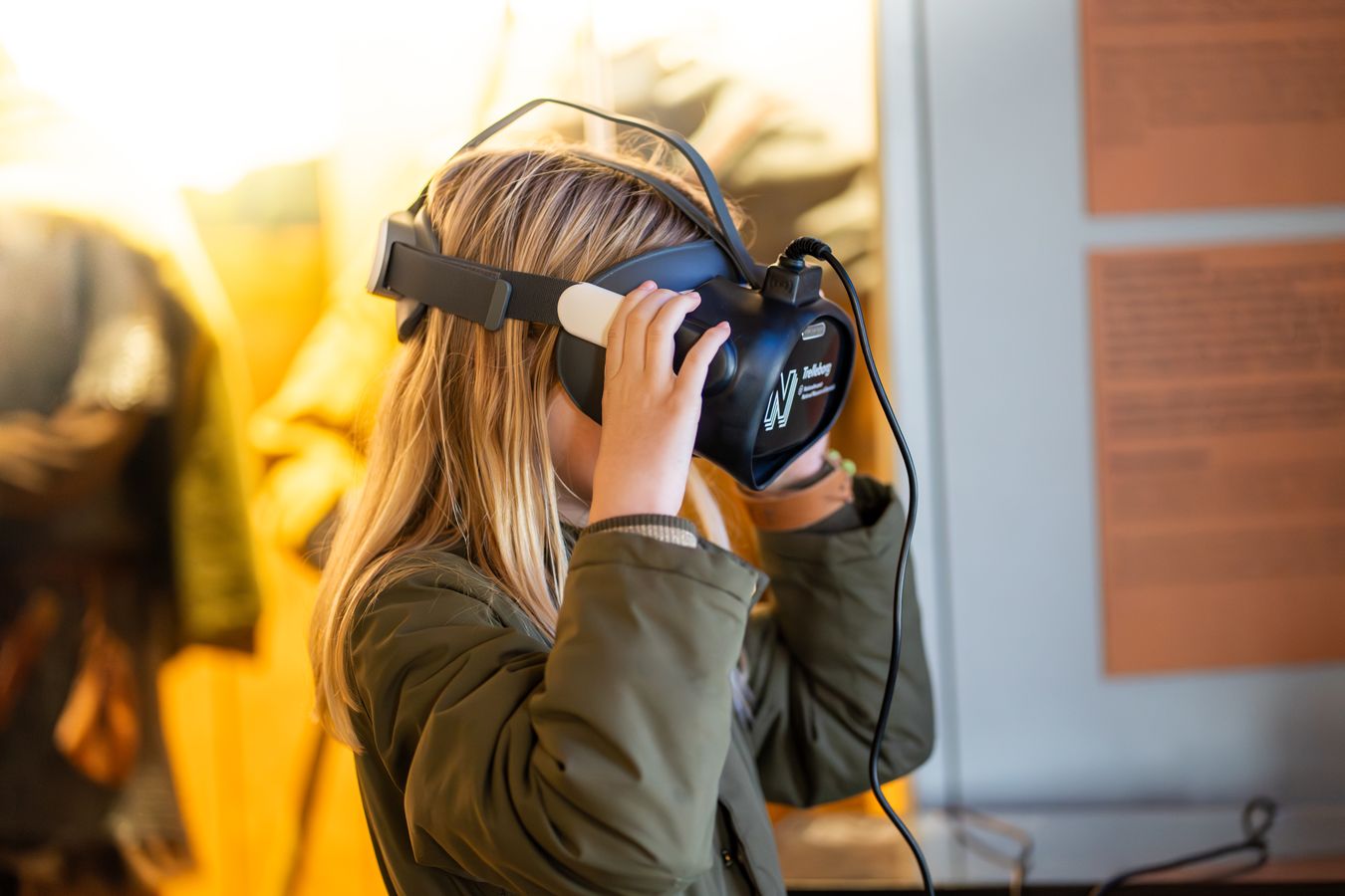 Pige oplever Trelleborgs vikingehistorie gennem VR-briller i museets udstilling.