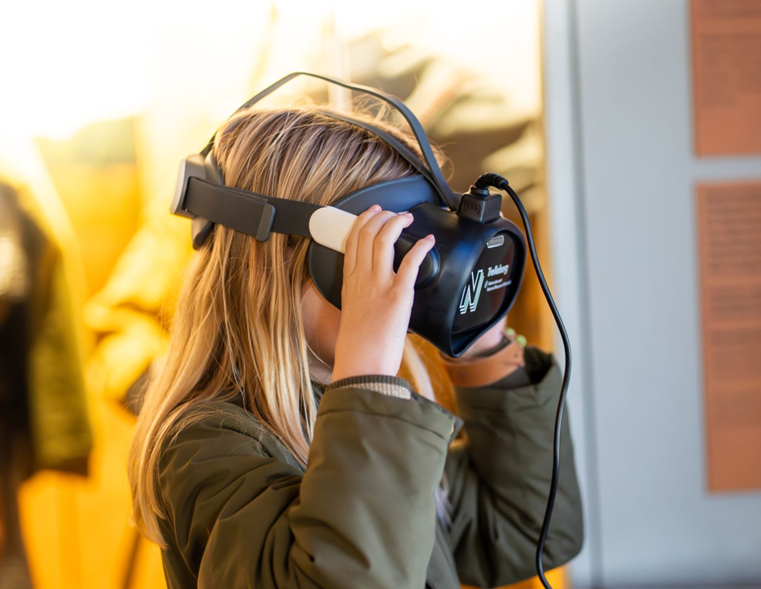 Pige oplever Trelleborgs vikingehistorie gennem VR-briller i museets udstilling.