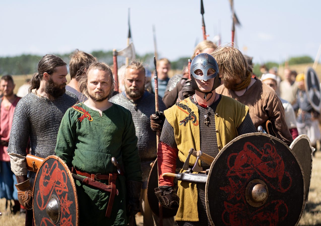 En gruppe af vikinger med skjold, sværd og spyd