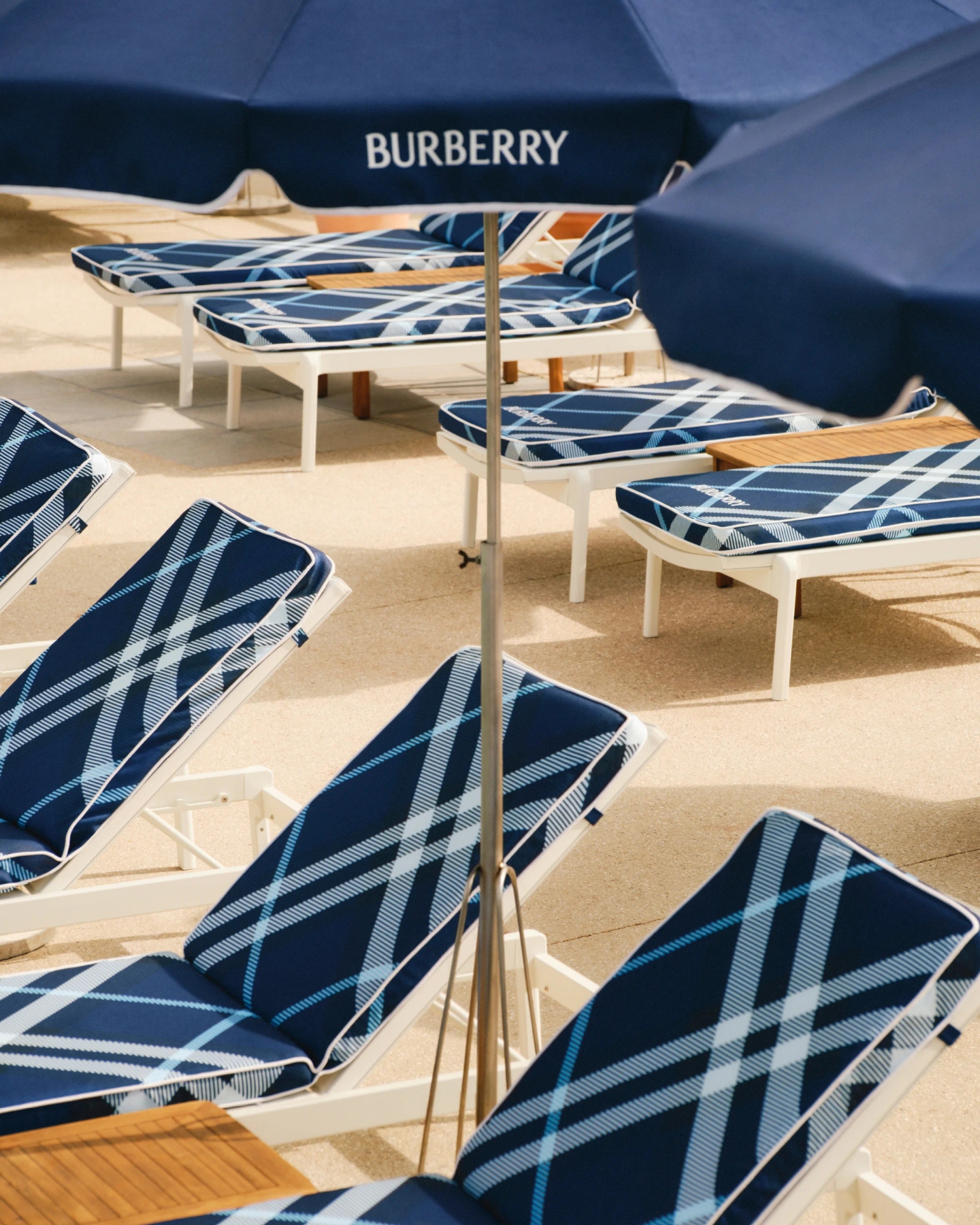 5 __BURBERRY_2026_HT_BELLE_RIVES_BEACH_CLUB_JETTY_sRGB_CROPPED_CLEAN_01_4x5
