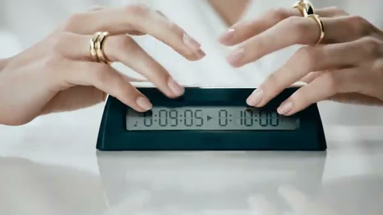 TOUS_Hold_D1_20s_EN_1-ezgif.com-video-to-gif-converter