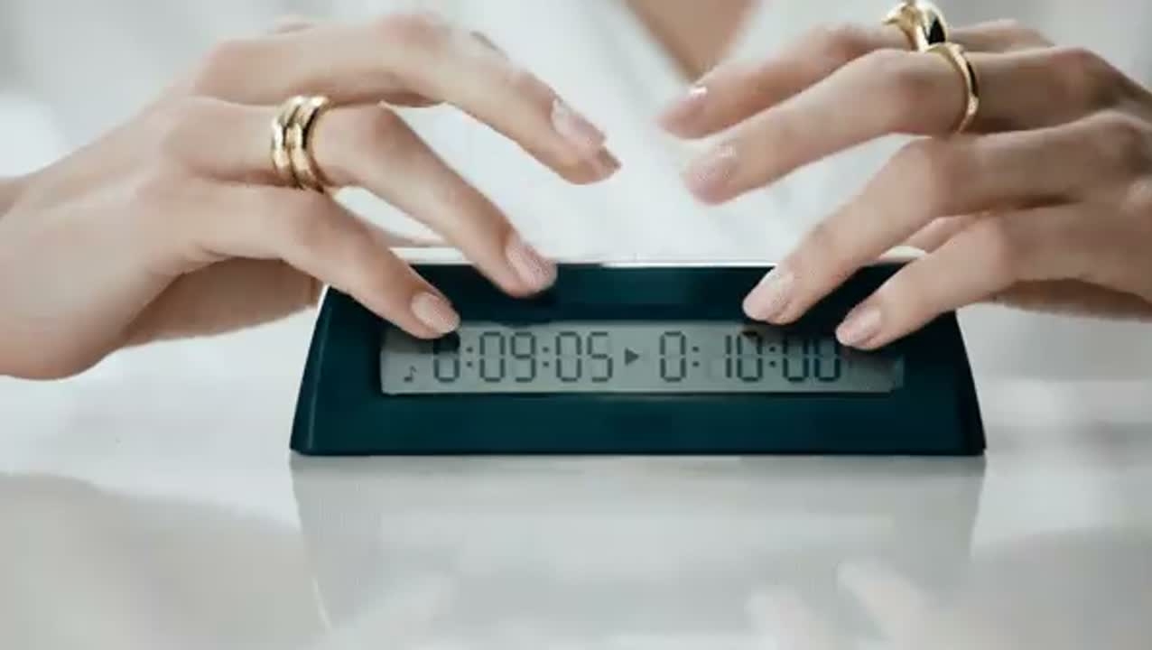TOUS_Hold_D1_20s_EN_1-ezgif.com-video-to-gif-converter