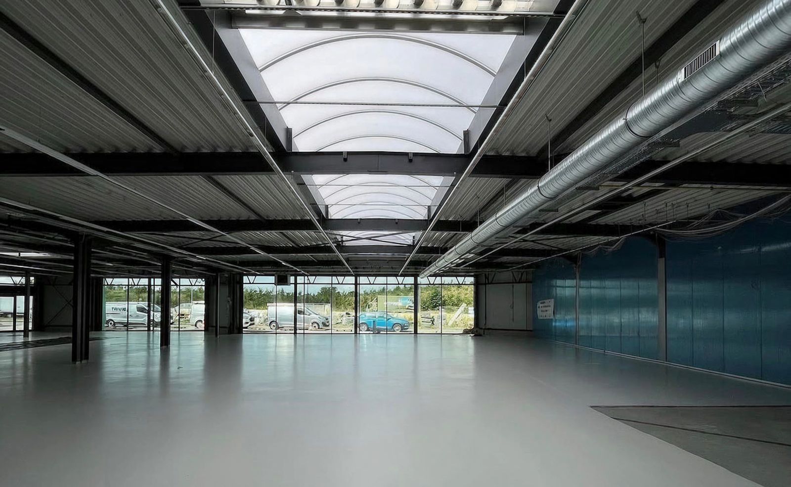 Rookluiken op het dak van een logistiek centrum