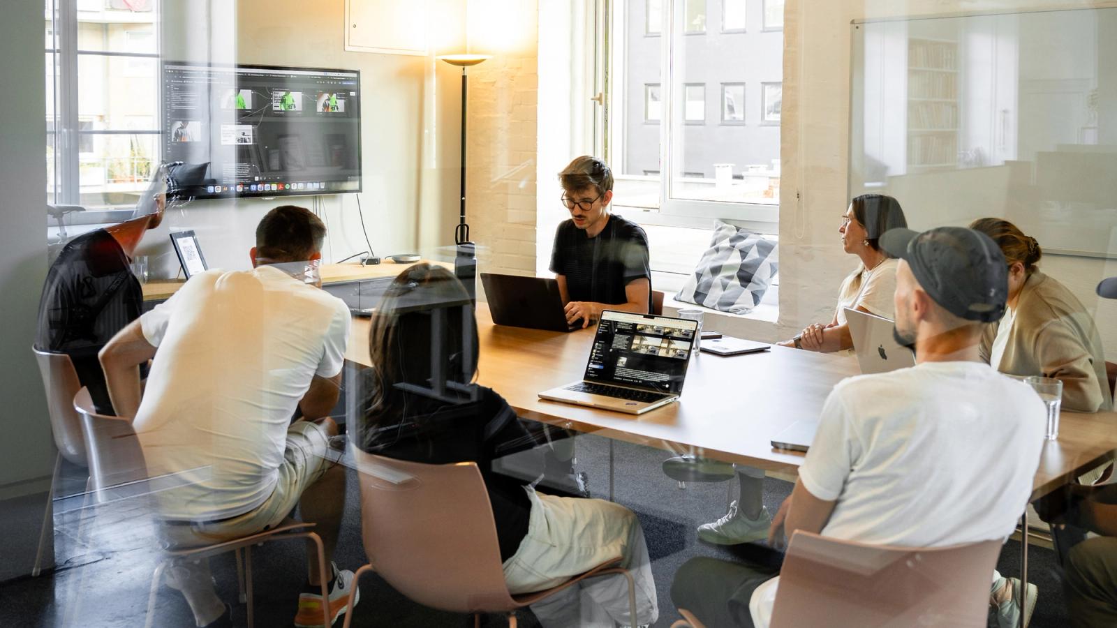 Mehrere Personen sitzen in einem Corporate Design Workshop