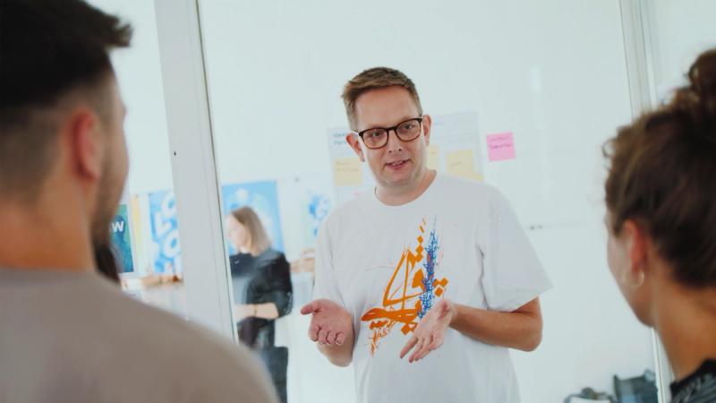 Zwei Radikant Mitarbeitende konzipieren einen Workshop