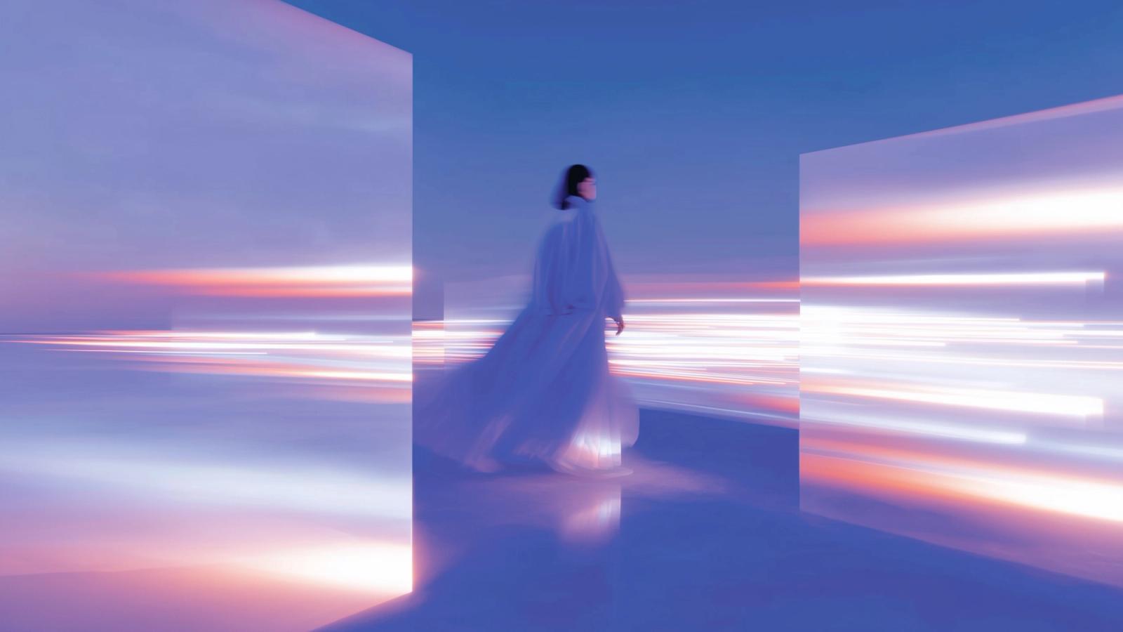 Person in fließendem weißen Gewand geht zwischen zwei hellen Wandflächen hindurch, umgeben von waagerechten Lichtstreifen in Blau, Rosa und Orange.