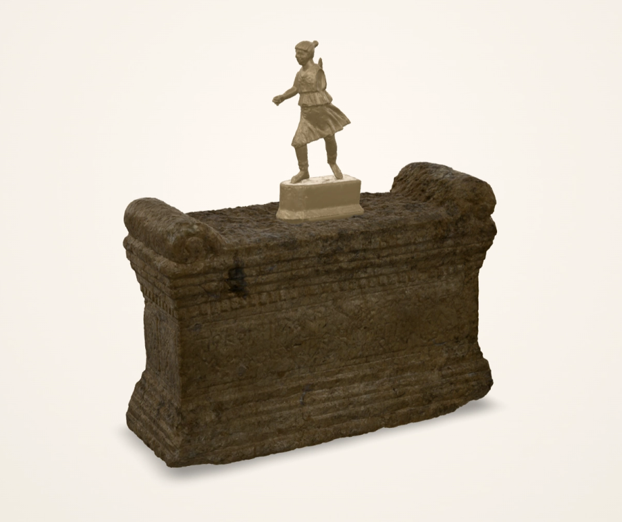 Hipotetička rekonstrukcija: na kruni bronzana Artemida iz Blatnice kod Mostara (III–IV vijek, Zemaljski muzej BiH), kao primjer statuete ove veličine. Prikaz 3D modela, ne fotografija. Model statuete: Global Digital Heritage i GDH-Afrika, CC BY-NC 4.0.