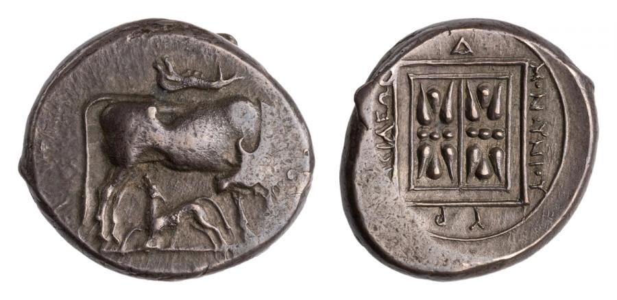 Original istog statera, druga varijanta (natpis uz rubove, bez vrha koplja i toljage pored kvadrata), avers i revers: American Numismatic Society, New York, 1944.100.18588. Licenca: Public Domain Mark 1.0.