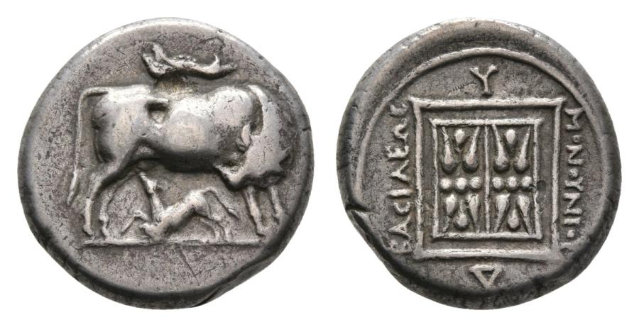 Original istog statera, druga varijanta (natpis uz rubove, bez vrha koplja i toljage pored kvadrata), avers i revers: Institut für Klassische Archäologie, Universität Tübingen, ID3806 (SNG Tübingen 1508). Foto: Stefan Krmnicek. Licenca: Public Domain Mark 1.0.