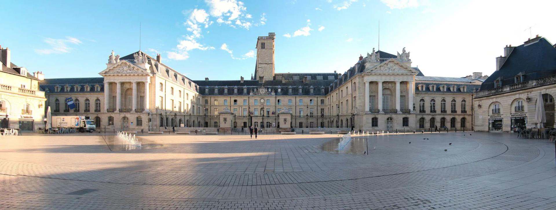 Le palais des ducs de Bourgogne et la place de la Libération à Dijon.